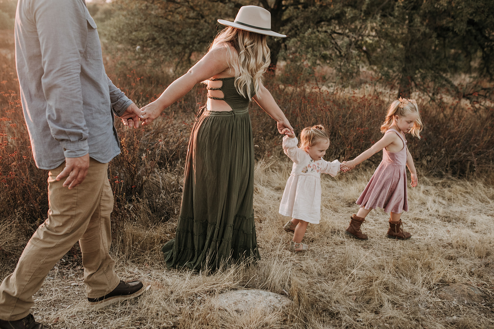 warm family farm photos outdoor family photos San Diego California San Diego family photographer Sabrina Kinsella Sabrinalynnphoto