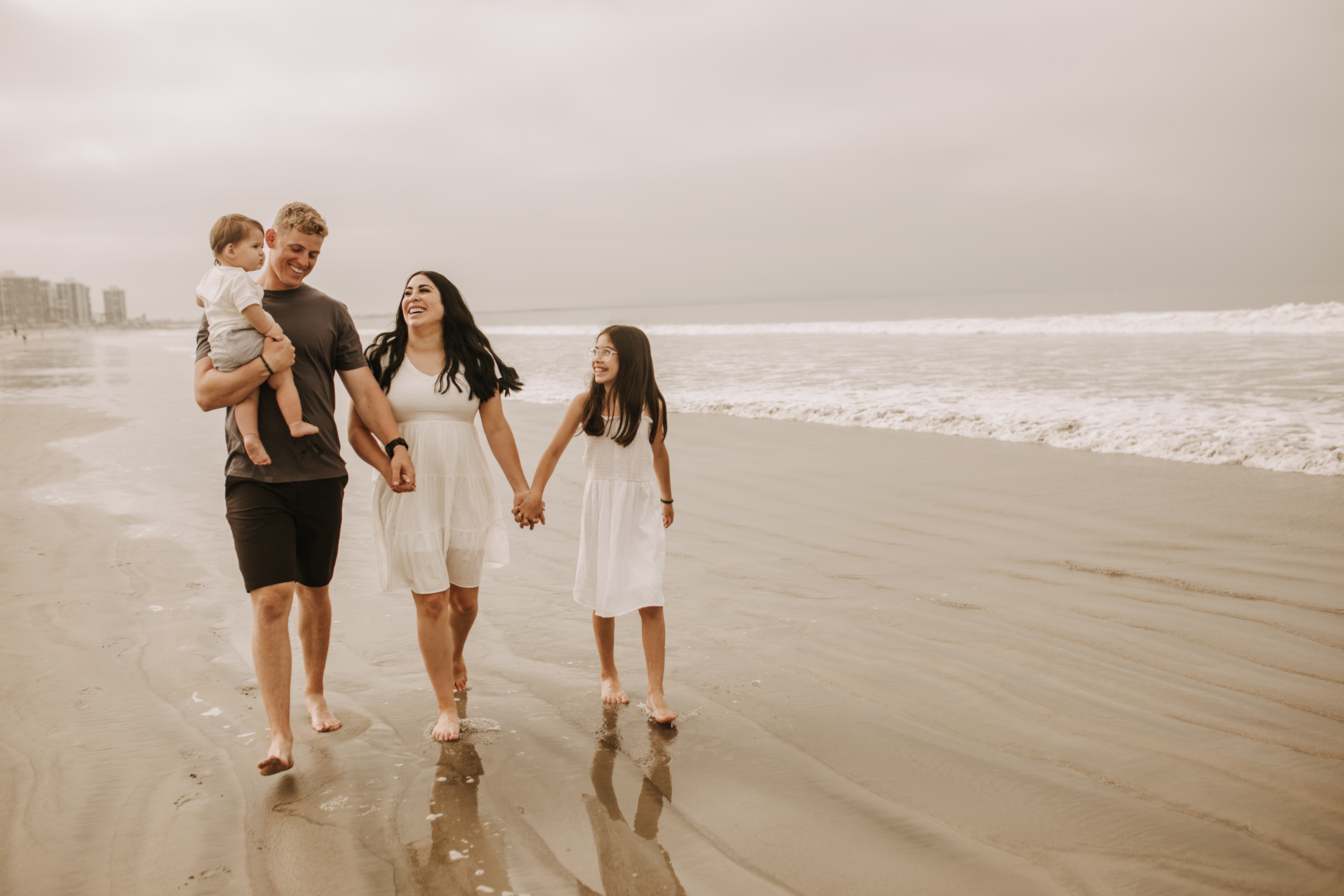 outdoor loony moody neutral's cream colored beach family photos San Diego family photographer Sabrina Kinsella candid family photos