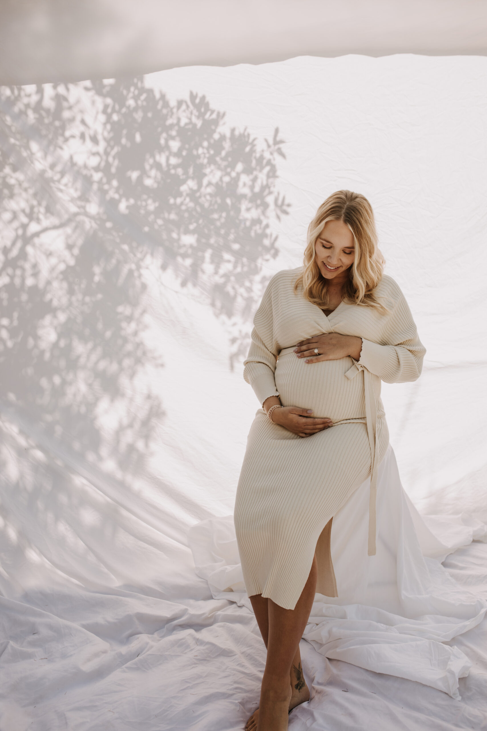 maternity floral maternity outdoor phots spring maternity backyard minis San Diego photographer Sabrina Kinsella sabrinalynnphoto