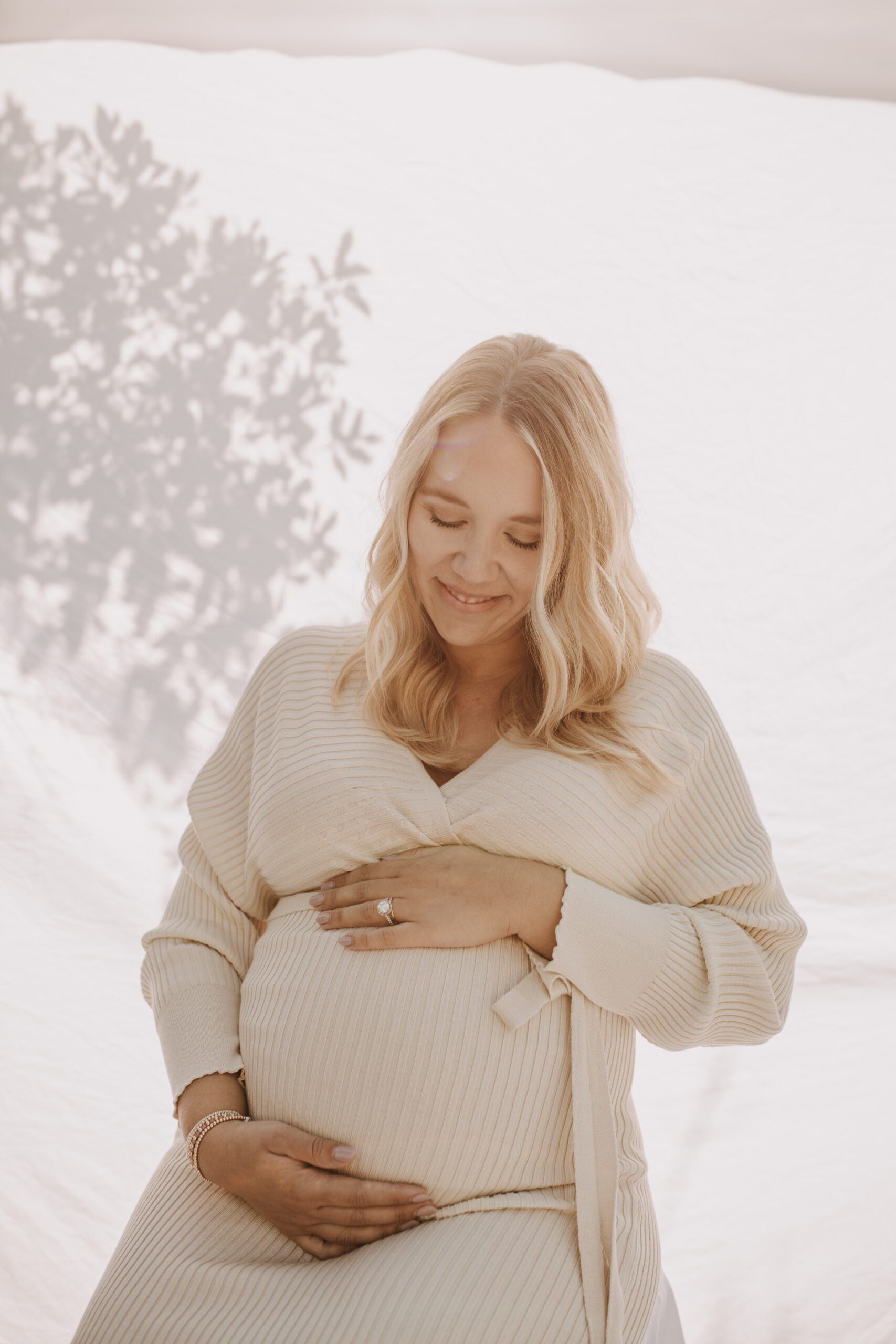 maternity floral maternity outdoor phots spring maternity backyard minis San Diego photographer Sabrina Kinsella sabrinalynnphoto