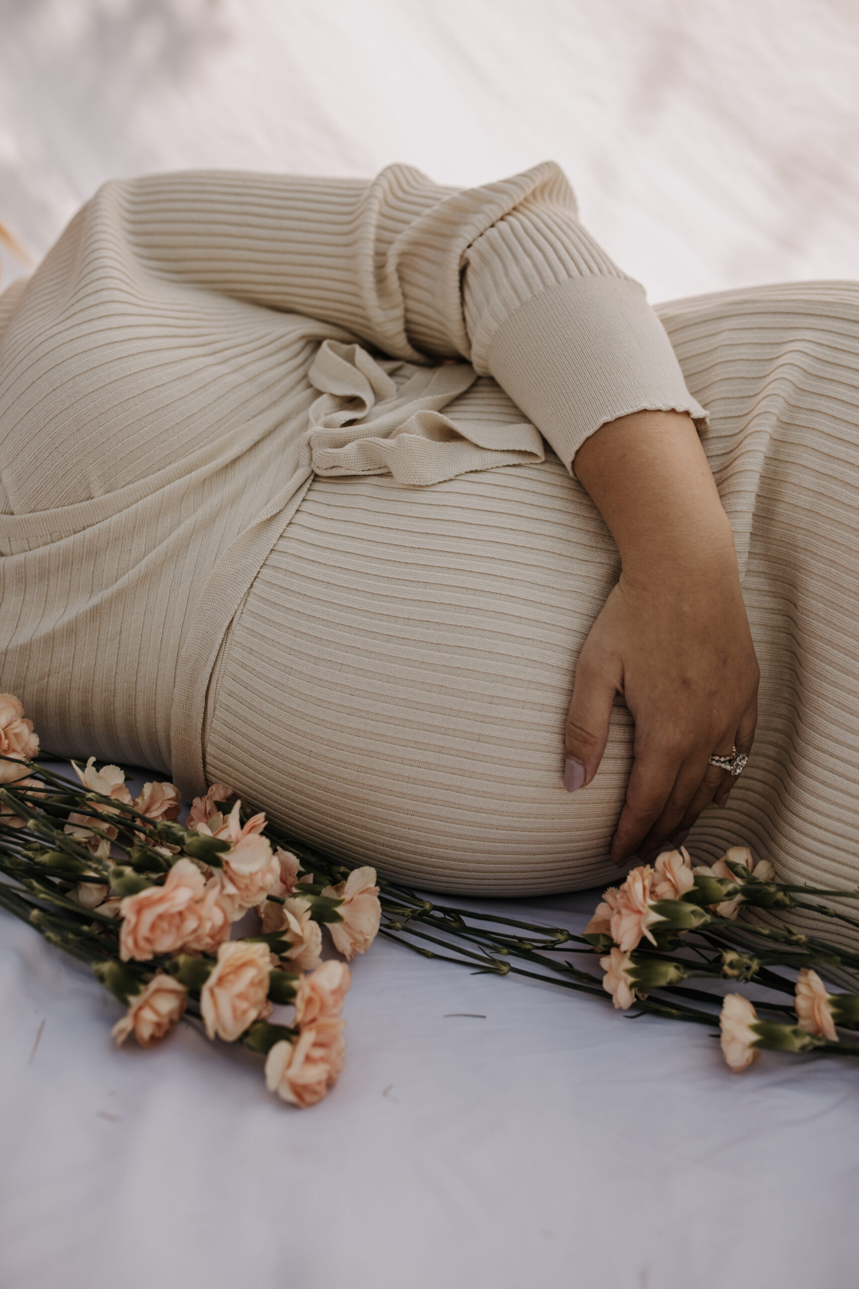 maternity floral maternity outdoor phots spring maternity backyard minis San Diego photographer Sabrina Kinsella sabrinalynnphoto