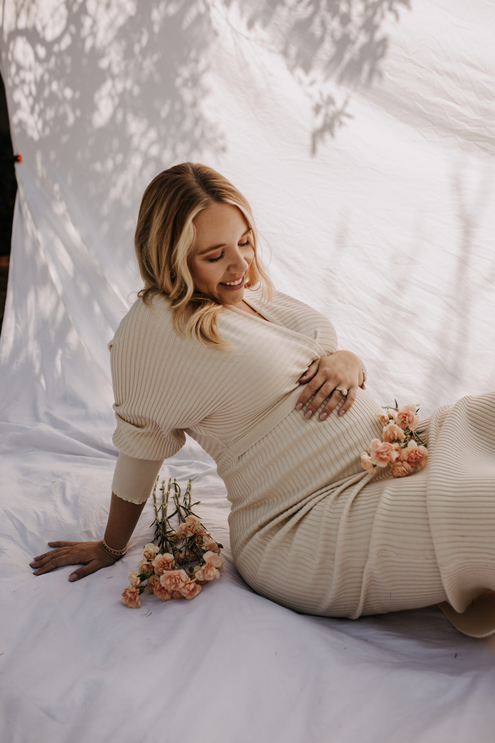 maternity floral maternity outdoor phots spring maternity backyard minis San Diego photographer Sabrina Kinsella sabrinalynnphoto