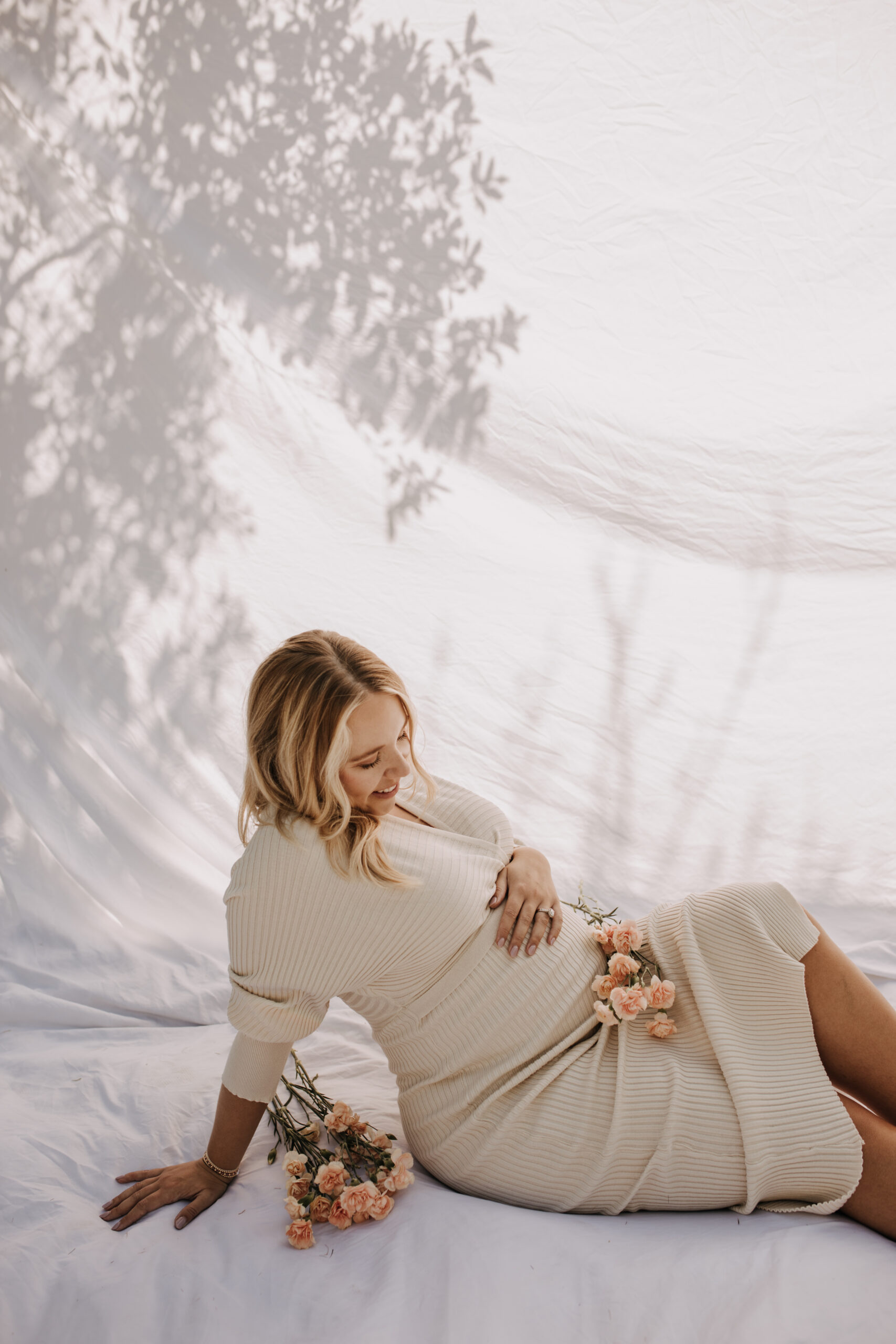 maternity floral maternity outdoor phots spring maternity backyard minis San Diego photographer Sabrina Kinsella sabrinalynnphoto