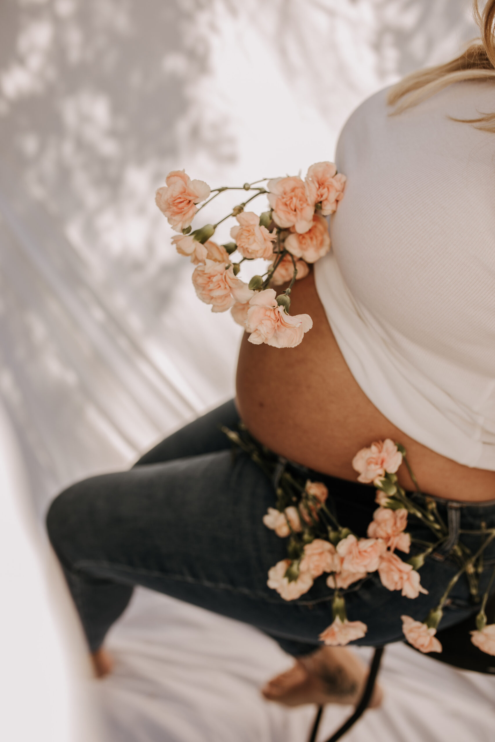 maternity floral maternity outdoor phots spring maternity backyard minis San Diego photographer Sabrina Kinsella sabrinalynnphoto