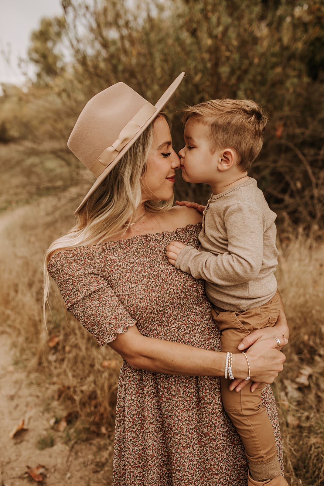 outdoor family session family photos fall photography fall family session fall family photoshoot family photo inspo San Diego family photographer Sabrina kinsella