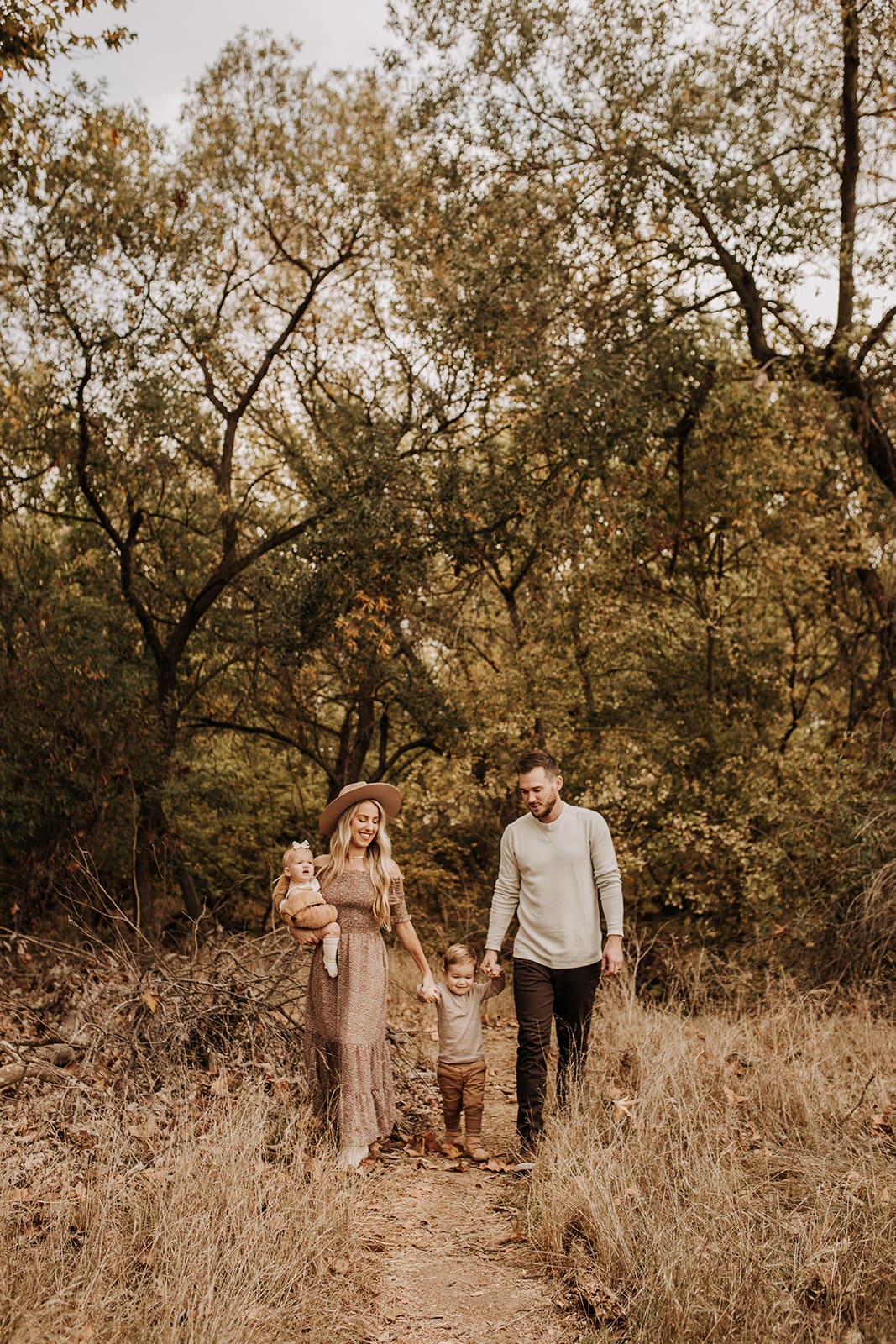 outdoor family session family photos fall photography fall family session fall family photoshoot family photo inspo San Diego family photographer Sabrina kinsella