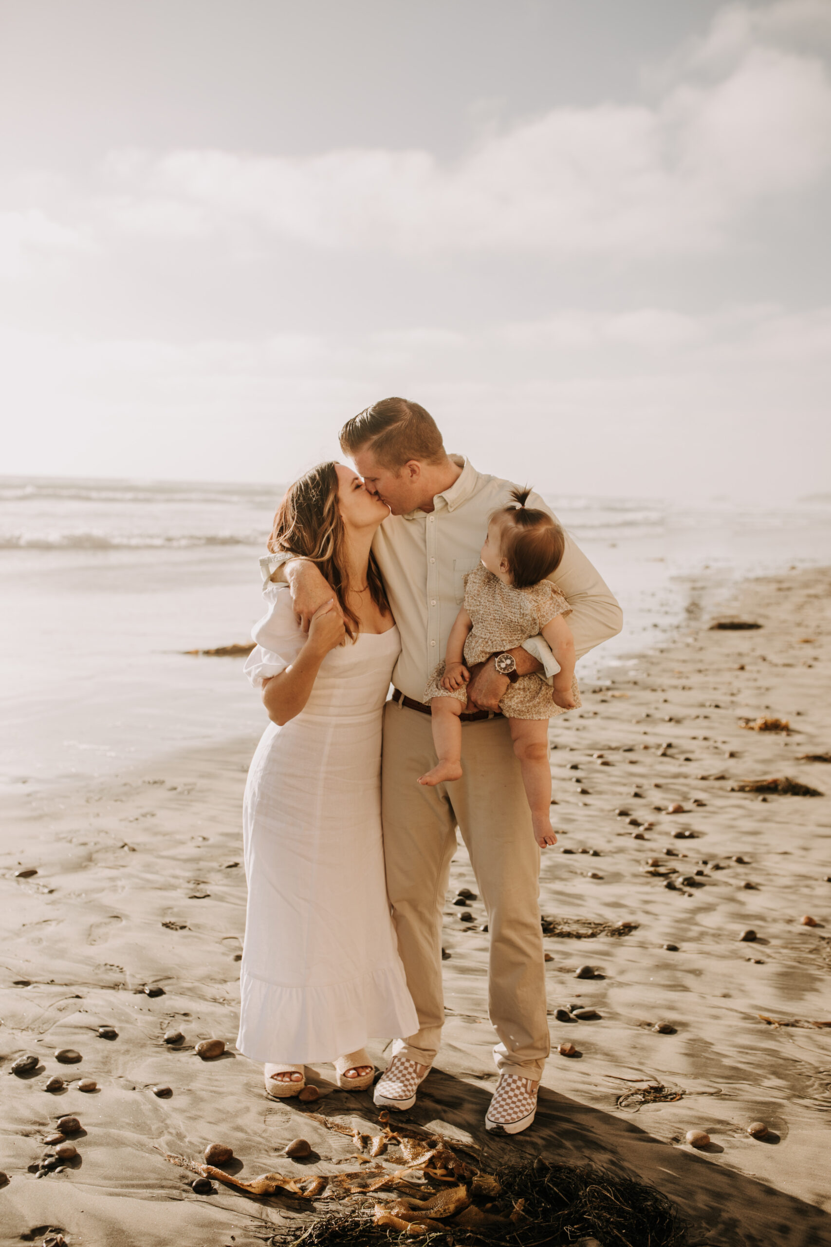 golden hour candid family photos beach photoshoot family photoshoot outdoor family photos San Diego family photographer Sabrina kinsella sabrinalynnphoto