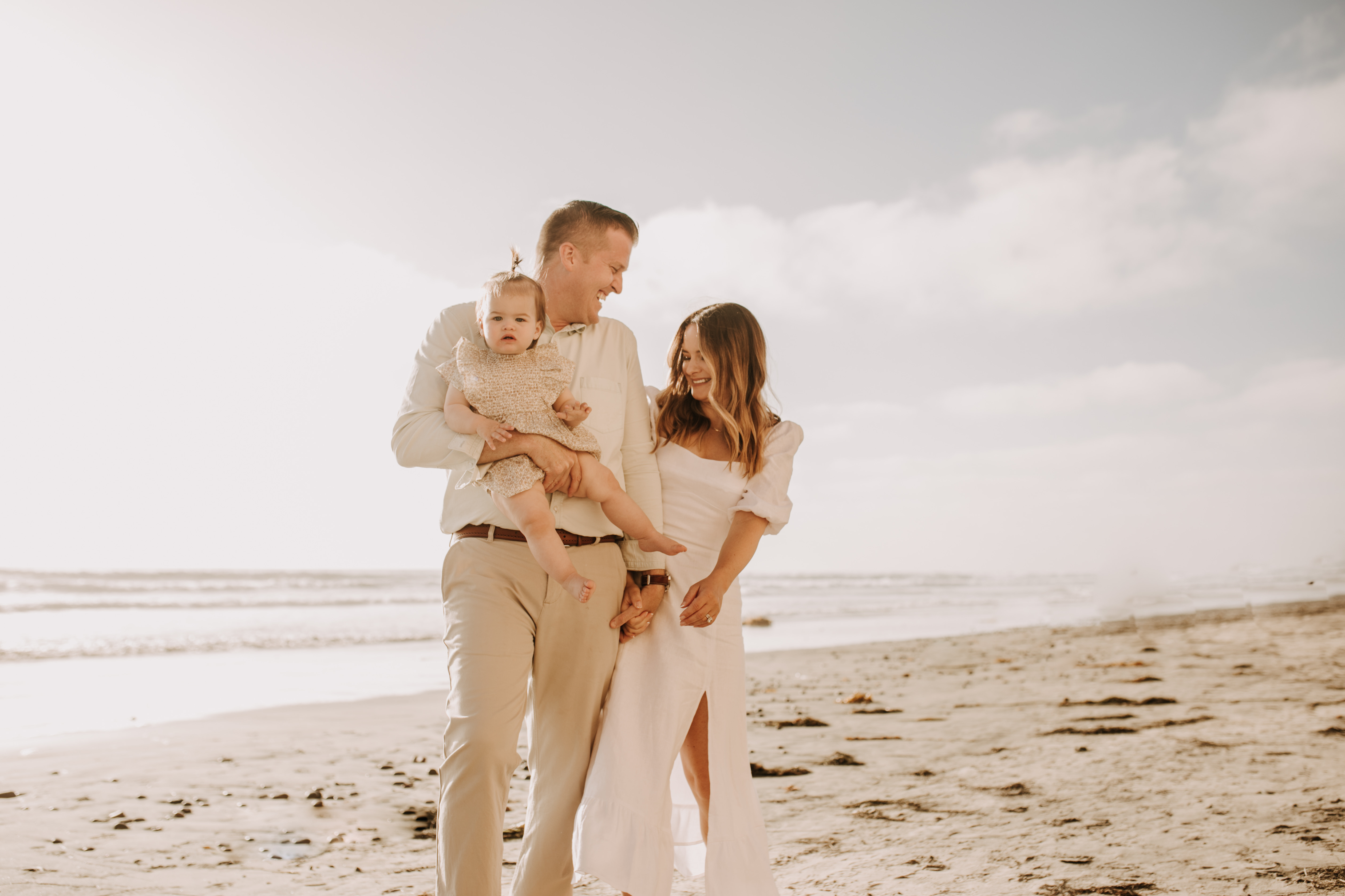 golden hour candid family photos beach photoshoot family photoshoot outdoor family photos San Diego family photographer Sabrina kinsella sabrinalynnphoto