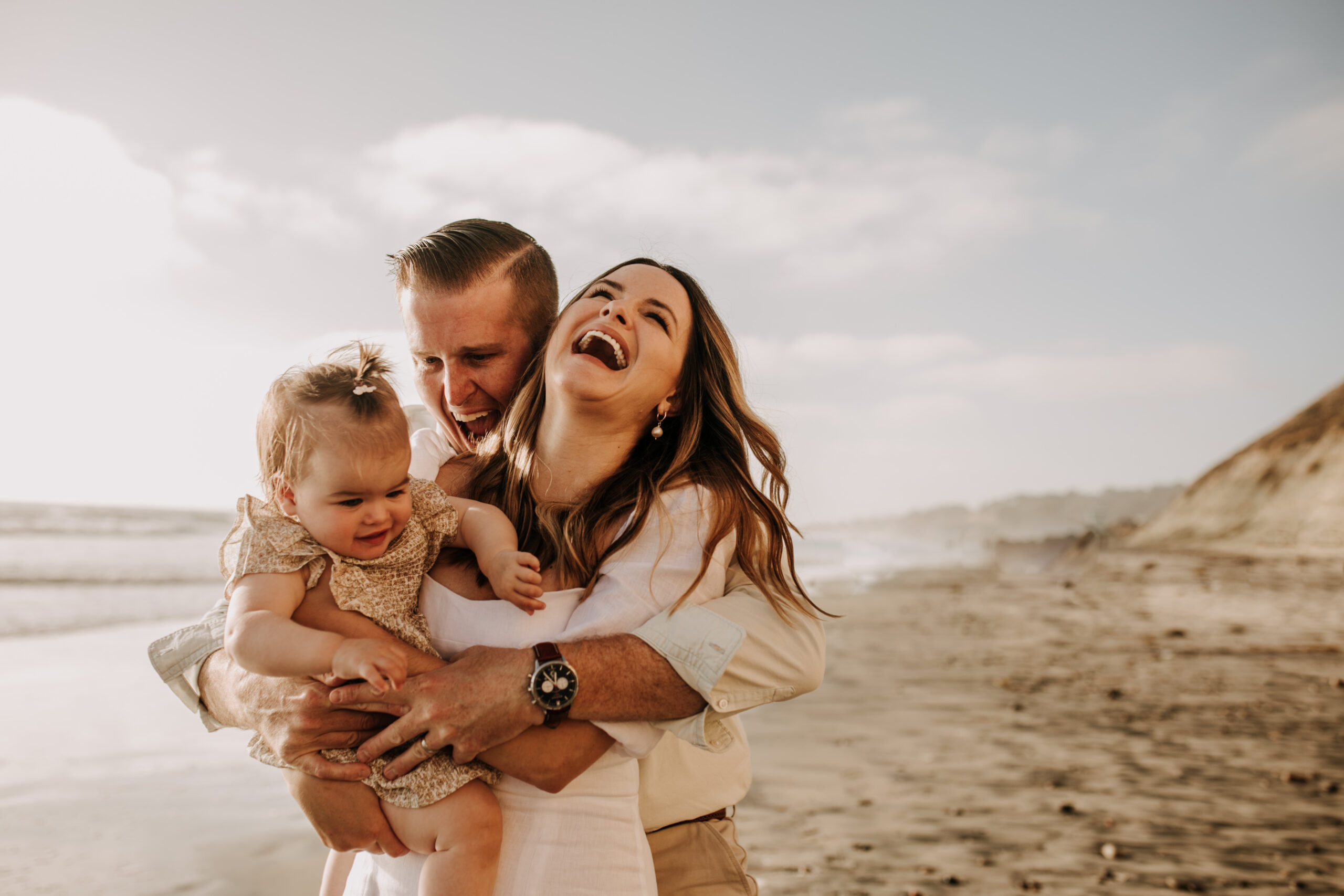 golden hour candid family photos beach photoshoot family photoshoot outdoor family photos San Diego family photographer Sabrina kinsella sabrinalynnphoto