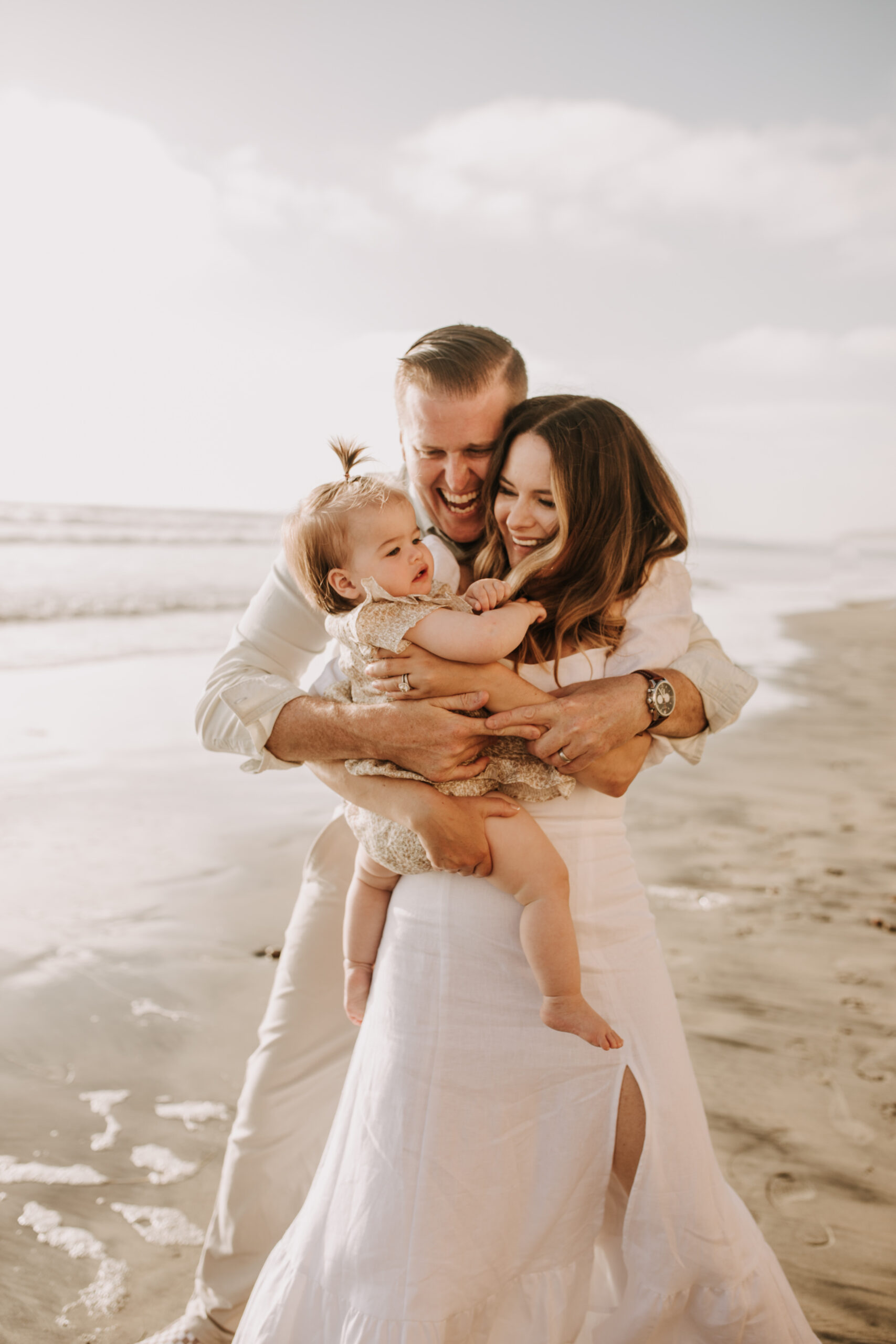 golden hour candid family photos beach photoshoot family photoshoot outdoor family photos San Diego family photographer Sabrina kinsella sabrinalynnphoto