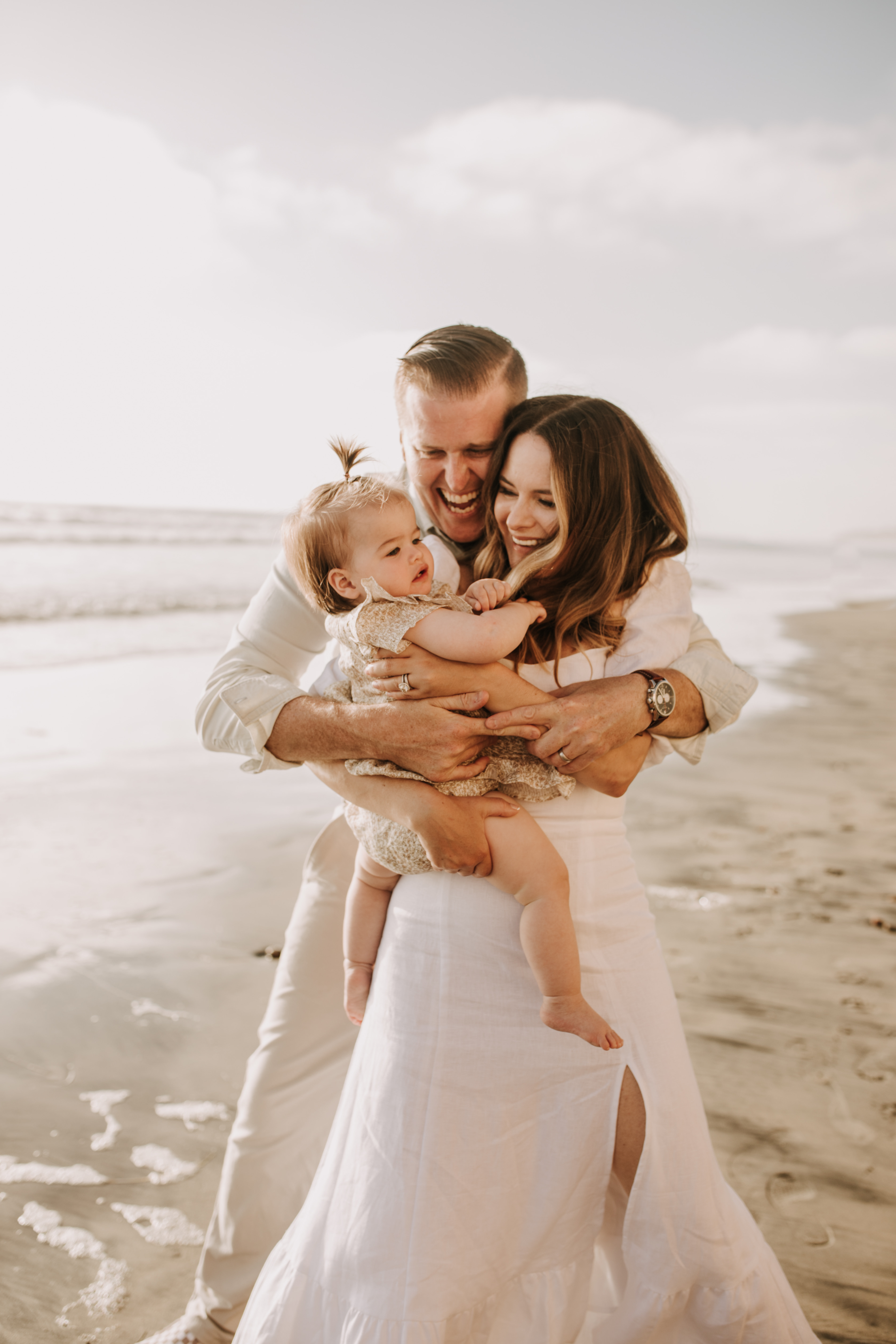 golden hour candid family photos beach photoshoot family photoshoot outdoor family photos San Diego family photographer Sabrina kinsella sabrinalynnphoto