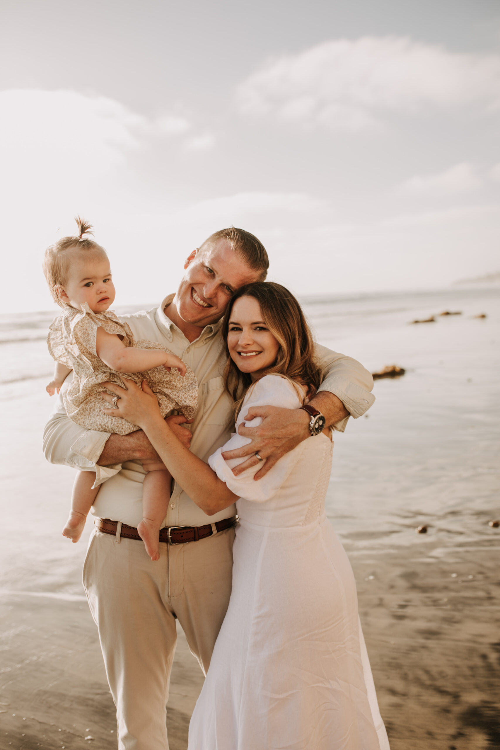 golden hour candid family photos beach photoshoot family photoshoot outdoor family photos San Diego family photographer Sabrina kinsella sabrinalynnphoto