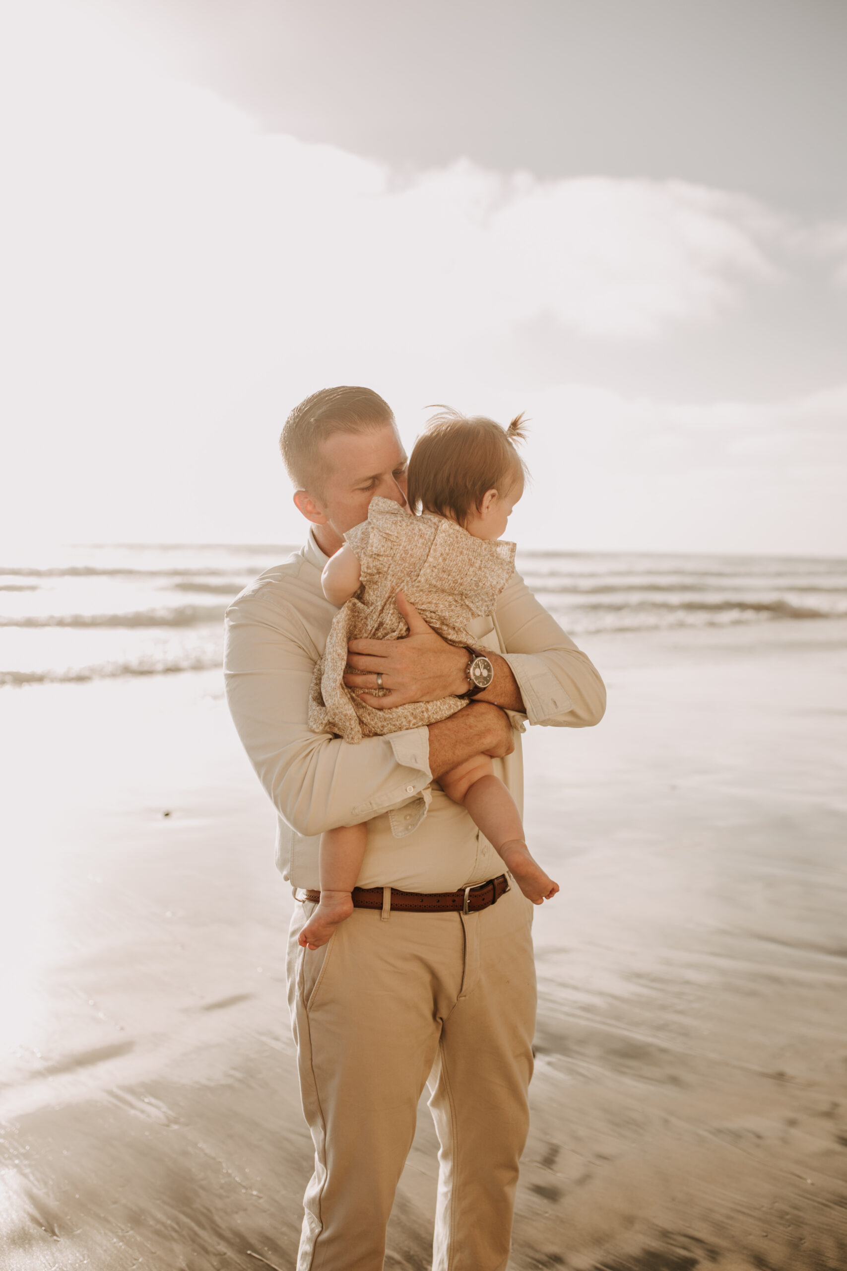 golden hour candid family photos beach photoshoot family photoshoot outdoor family photos San Diego family photographer Sabrina kinsella sabrinalynnphoto