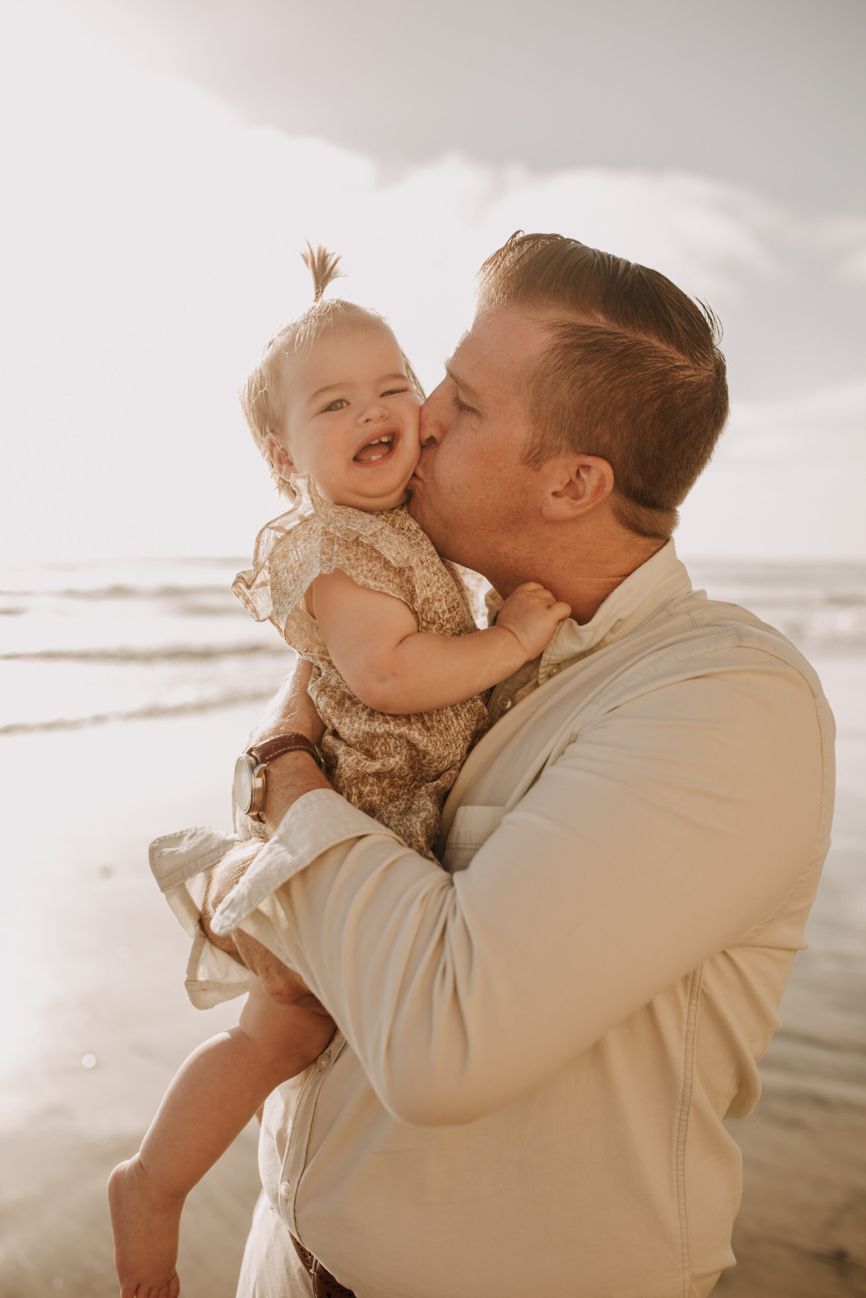 golden hour candid family photos beach photoshoot family photoshoot outdoor family photos San Diego family photographer Sabrina kinsella sabrinalynnphoto