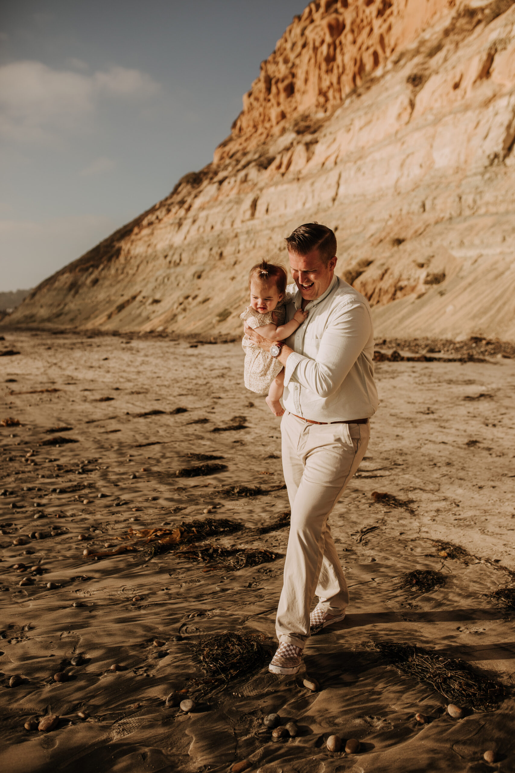 golden hour candid family photos beach photoshoot family photoshoot outdoor family photos San Diego family photographer Sabrina kinsella sabrinalynnphoto