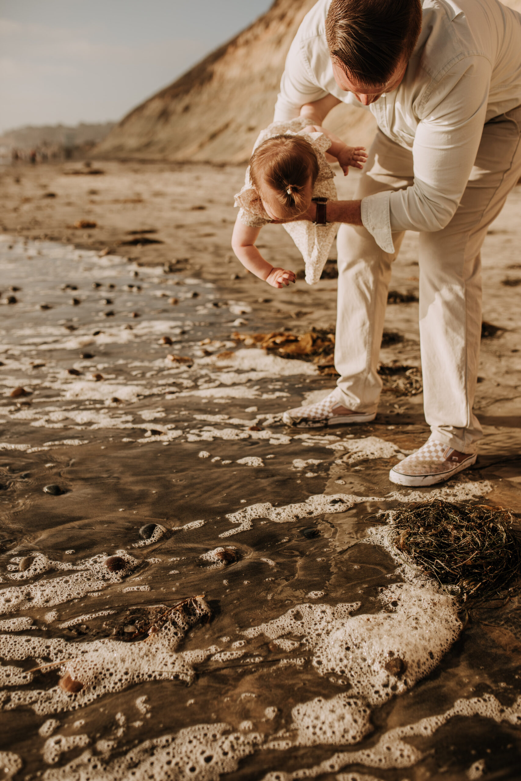 golden hour candid family photos beach photoshoot family photoshoot outdoor family photos San Diego family photographer Sabrina kinsella sabrinalynnphoto