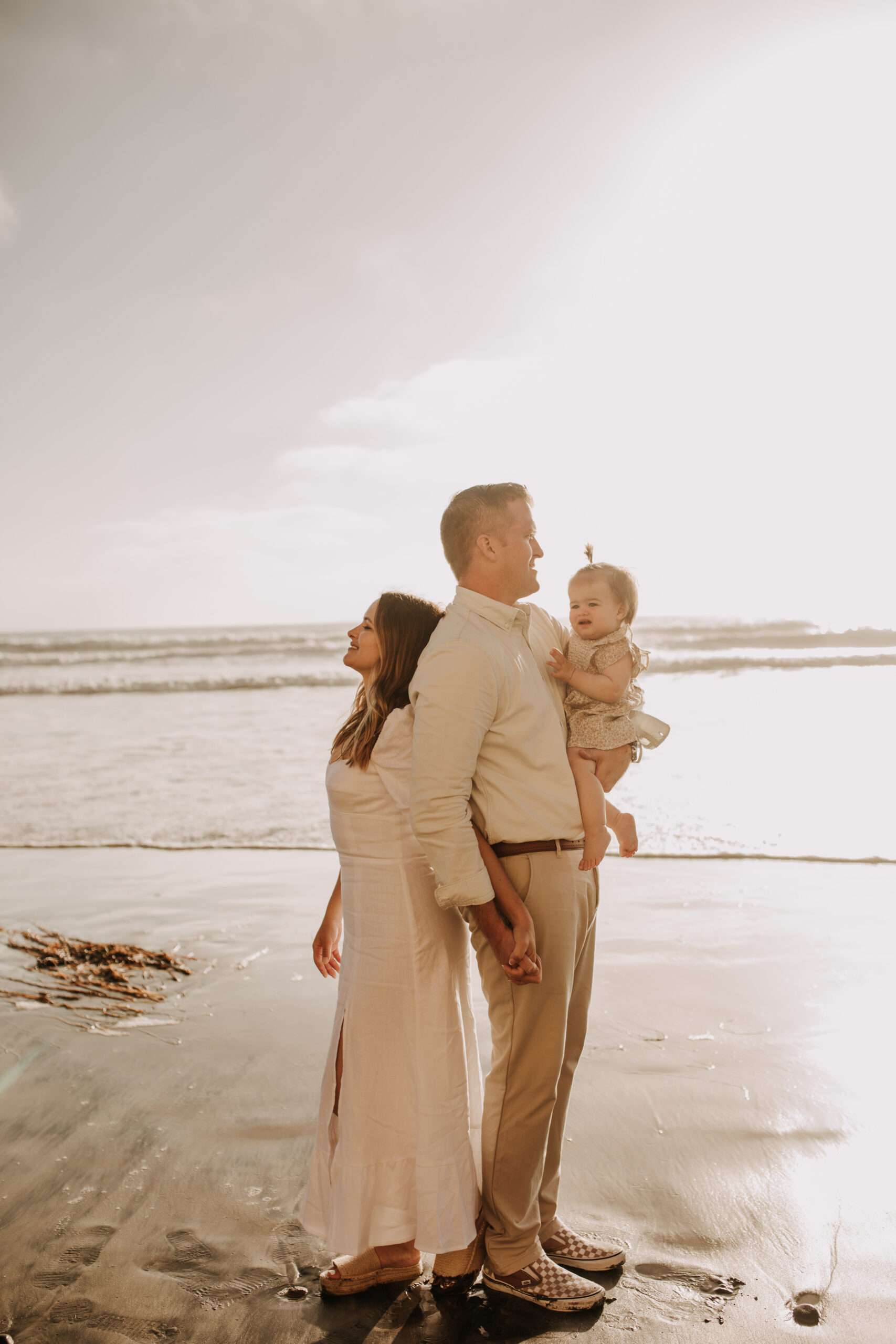 golden hour candid family photos beach photoshoot family photoshoot outdoor family photos San Diego family photographer Sabrina kinsella sabrinalynnphoto