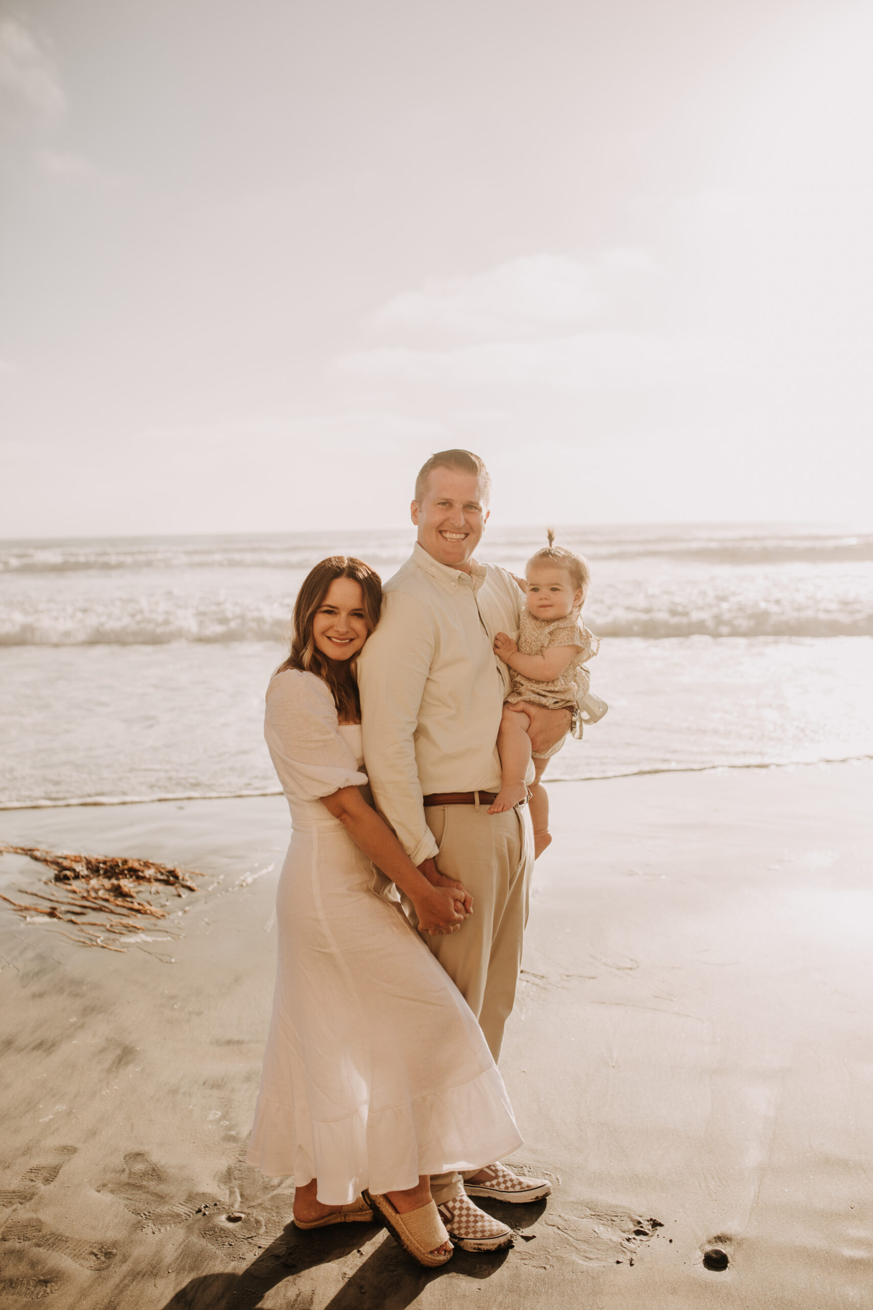 golden hour candid family photos beach photoshoot family photoshoot outdoor family photos San Diego family photographer Sabrina kinsella sabrinalynnphoto