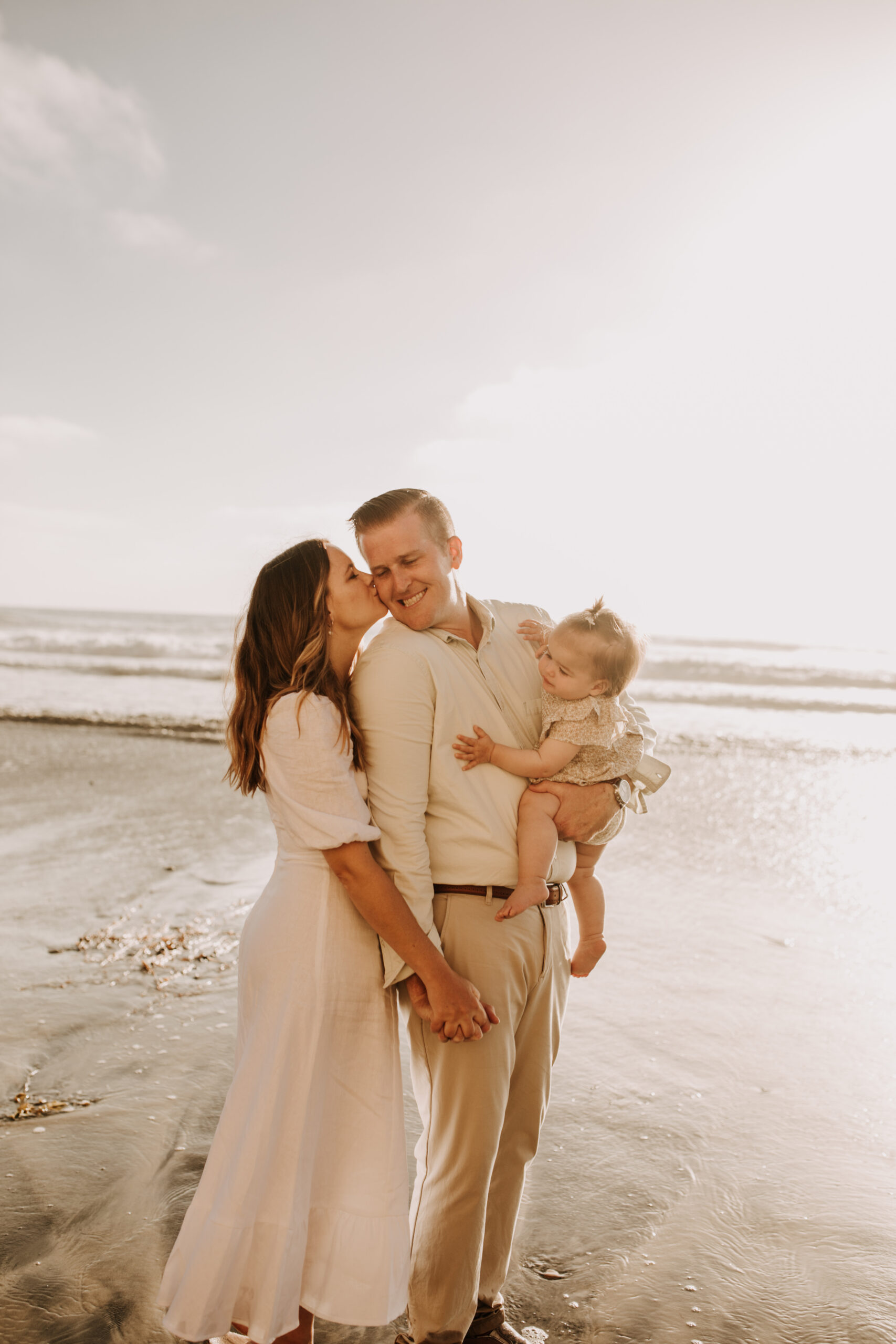 golden hour candid family photos beach photoshoot family photoshoot outdoor family photos San Diego family photographer Sabrina kinsella sabrinalynnphoto