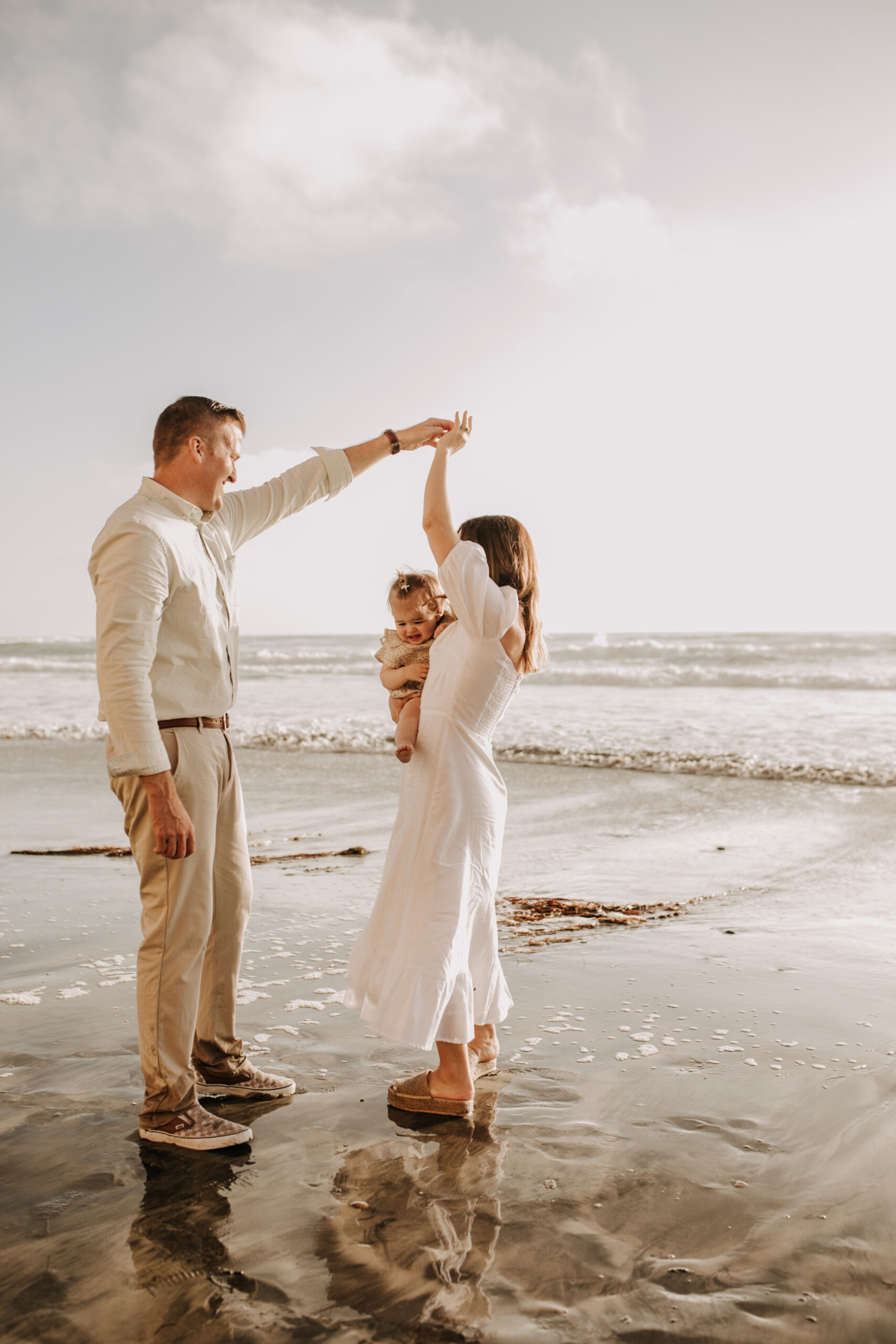 golden hour candid family photos beach photoshoot family photoshoot outdoor family photos San Diego family photographer Sabrina kinsella sabrinalynnphoto