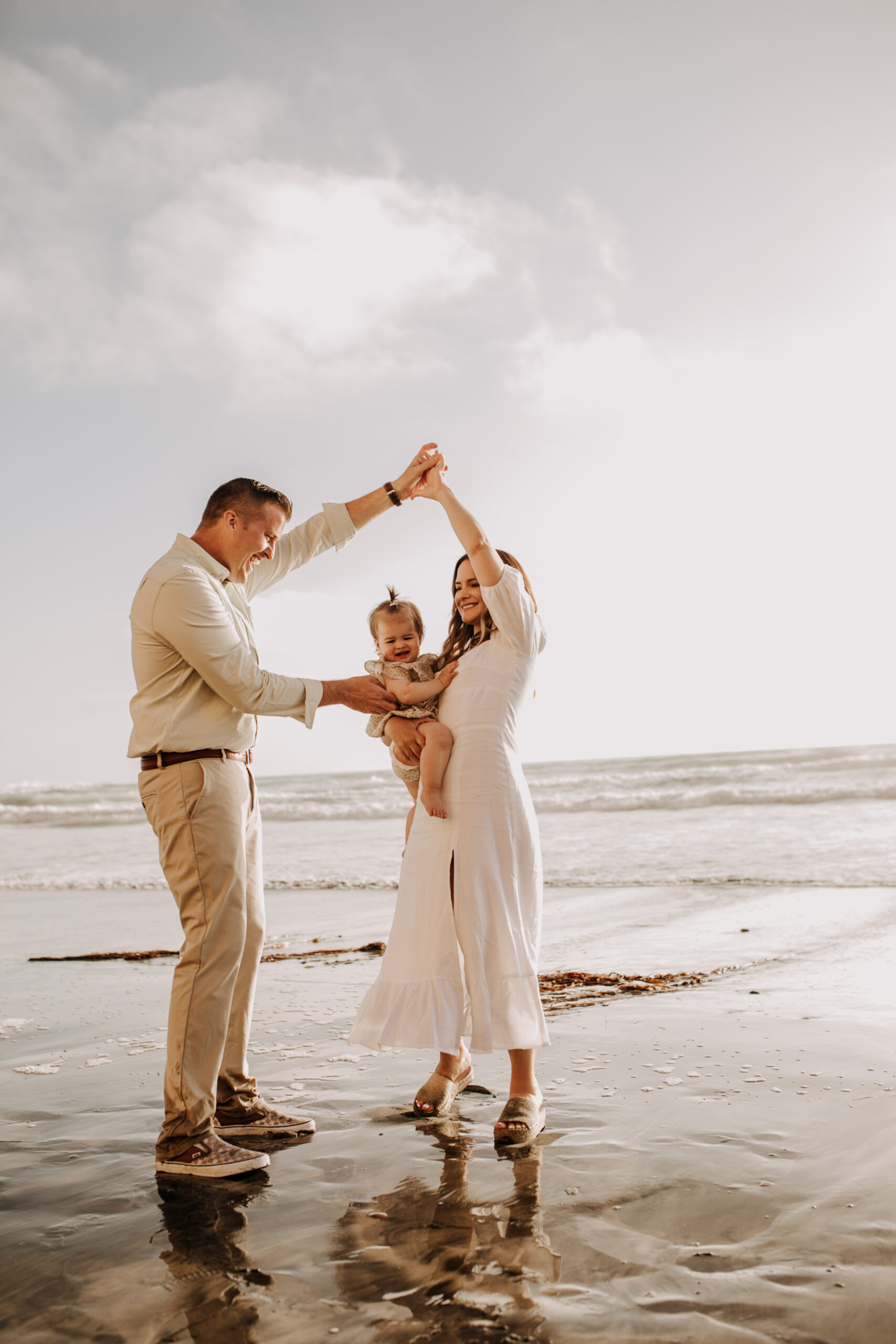 golden hour candid family photos beach photoshoot family photoshoot outdoor family photos San Diego family photographer Sabrina kinsella sabrinalynnphoto