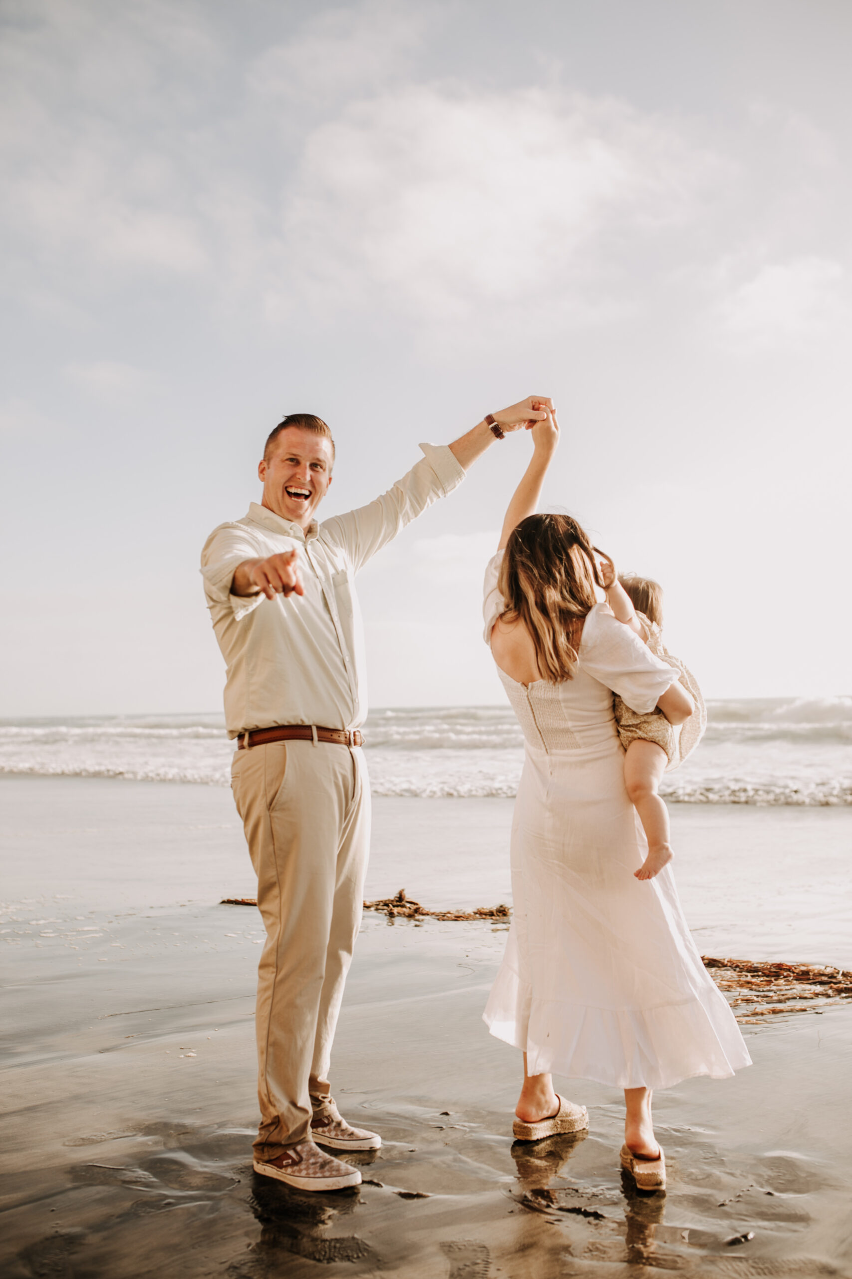 golden hour candid family photos beach photoshoot family photoshoot outdoor family photos San Diego family photographer Sabrina kinsella sabrinalynnphoto