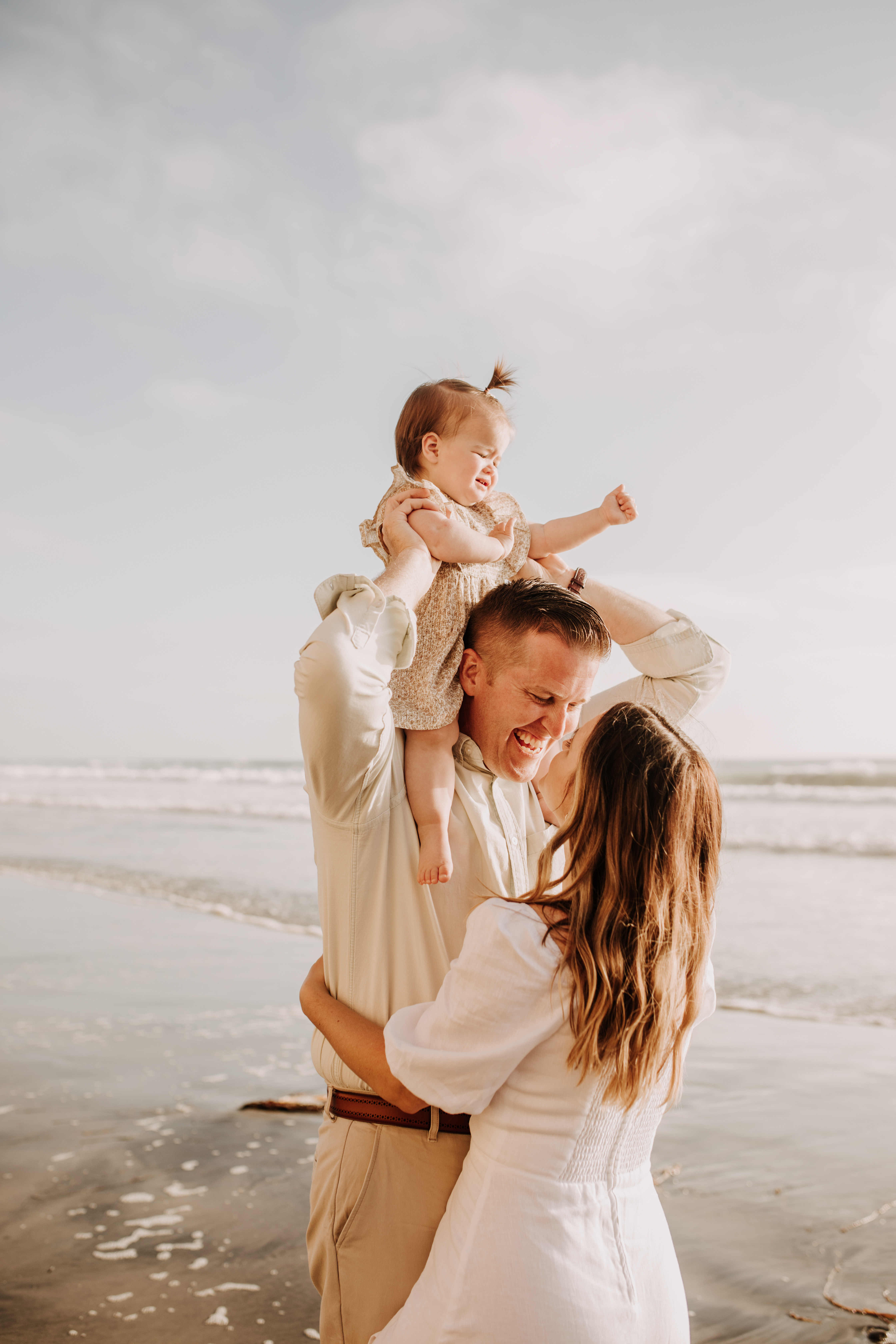 golden hour candid family photos beach photoshoot family photoshoot outdoor family photos San Diego family photographer Sabrina kinsella sabrinalynnphoto