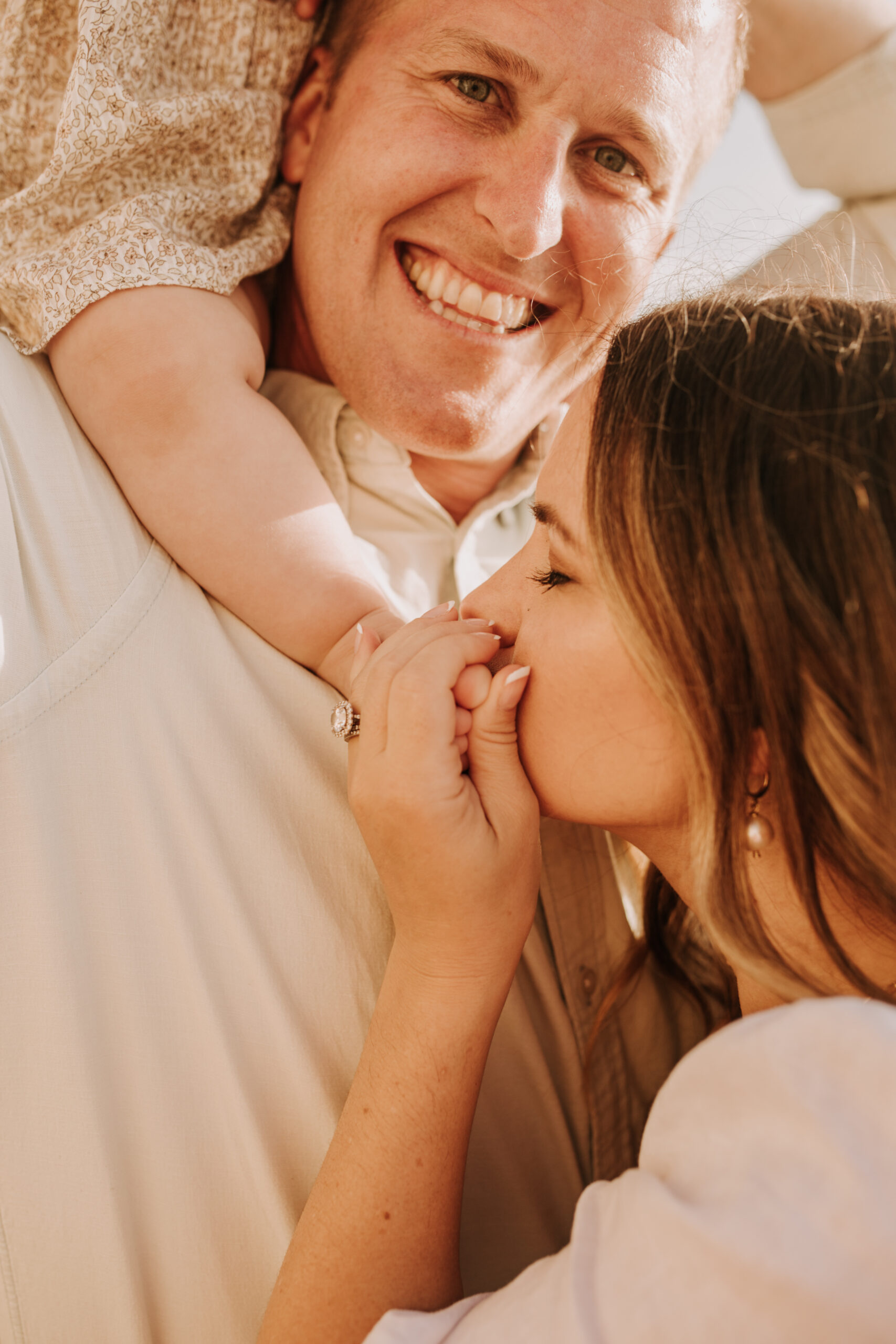 golden hour candid family photos beach photoshoot family photoshoot outdoor family photos San Diego family photographer Sabrina kinsella sabrinalynnphoto