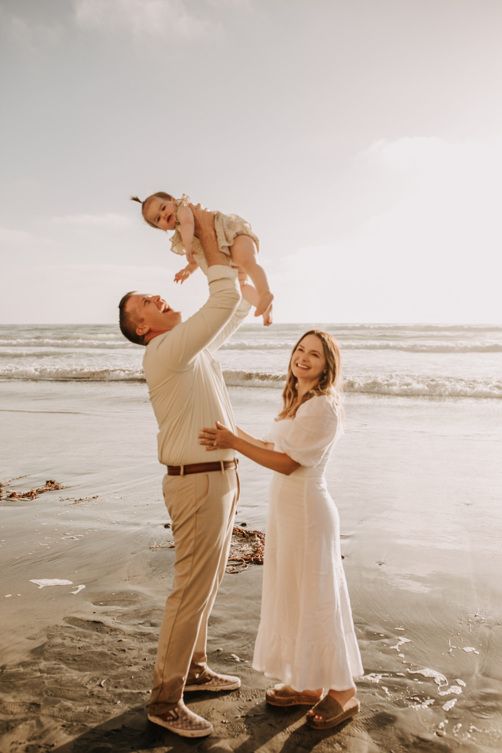 golden hour candid family photos beach photoshoot family photoshoot outdoor family photos San Diego family photographer Sabrina kinsella sabrinalynnphoto