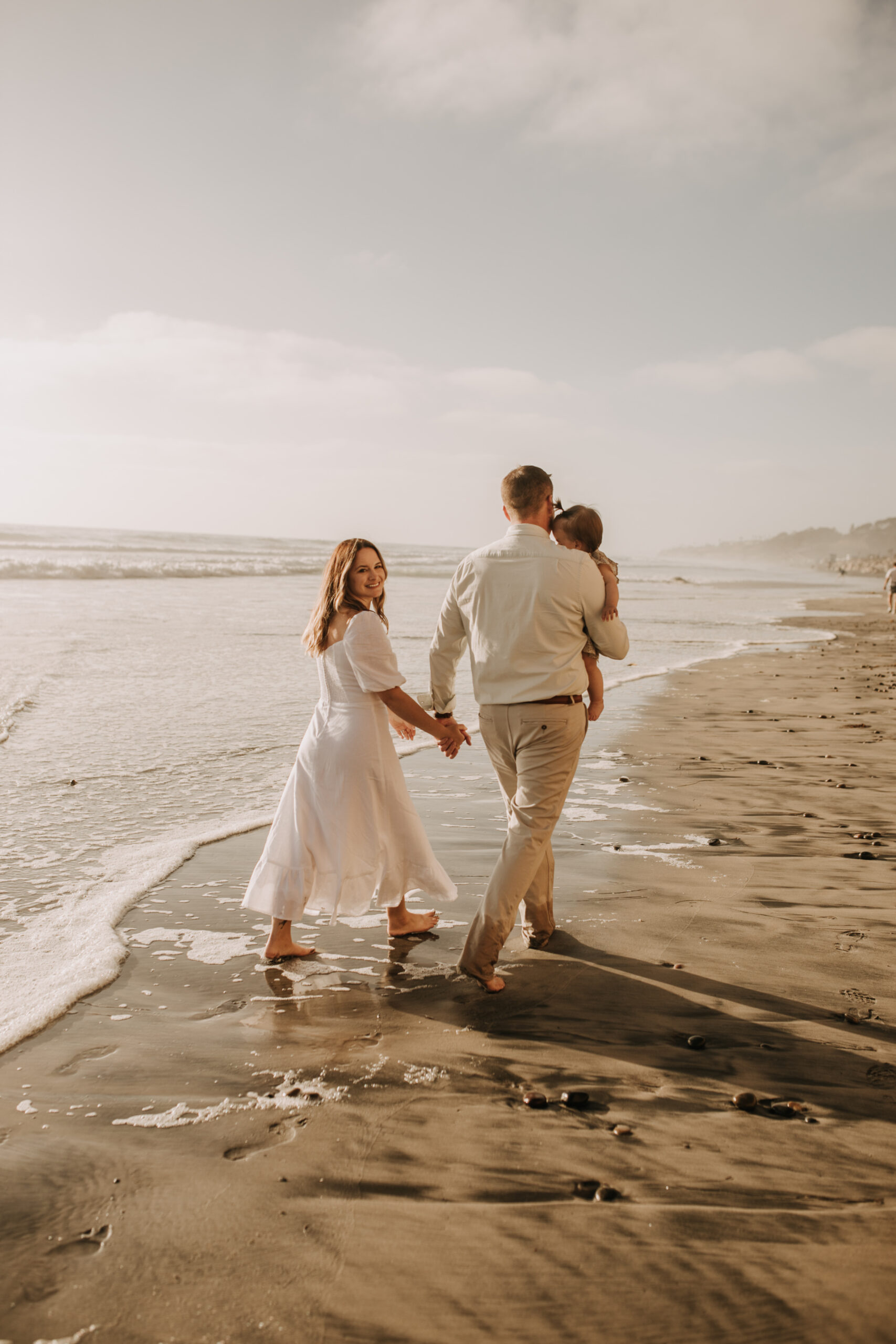 golden hour candid family photos beach photoshoot family photoshoot outdoor family photos San Diego family photographer Sabrina kinsella sabrinalynnphoto