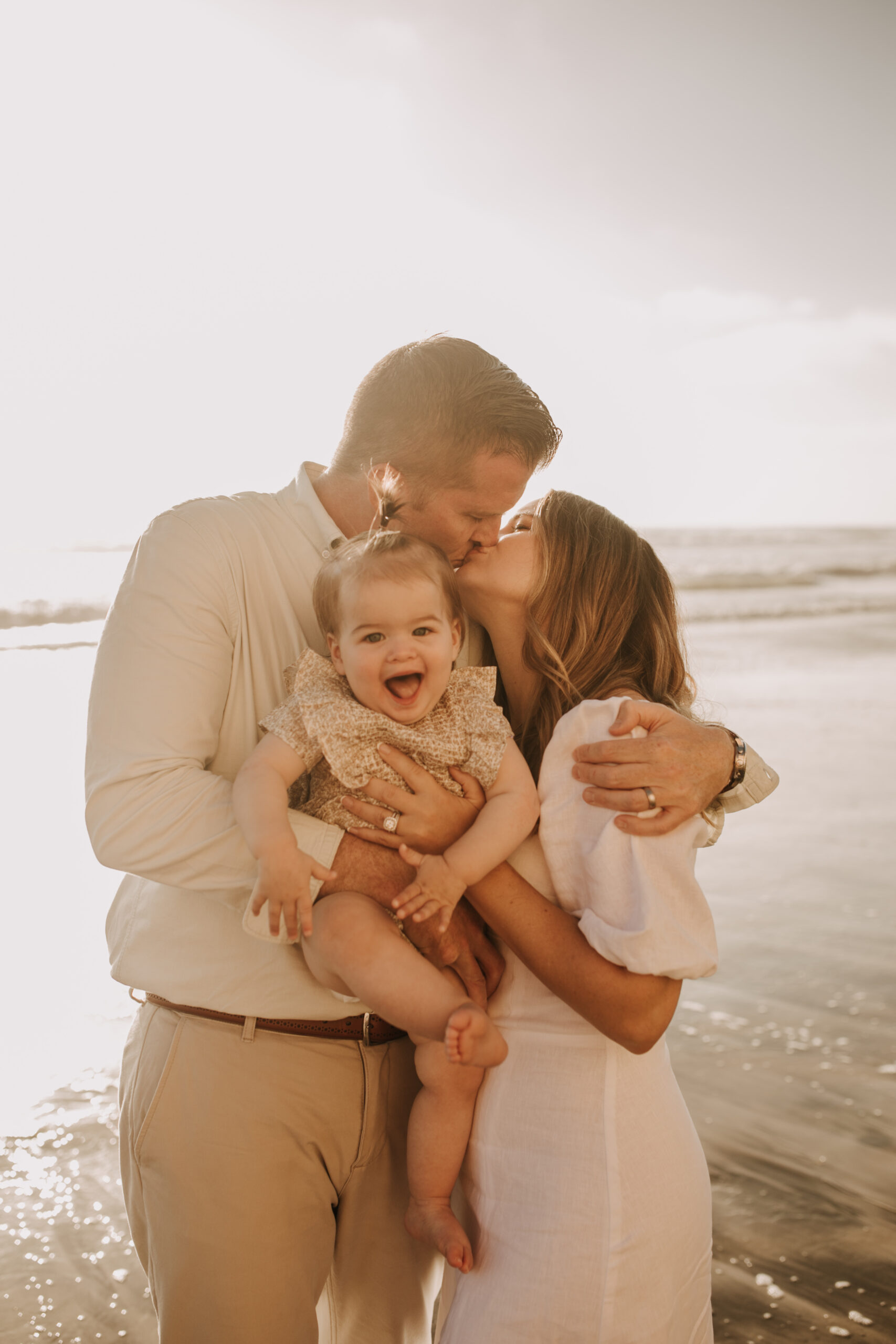 golden hour candid family photos beach photoshoot family photoshoot outdoor family photos San Diego family photographer Sabrina kinsella sabrinalynnphoto