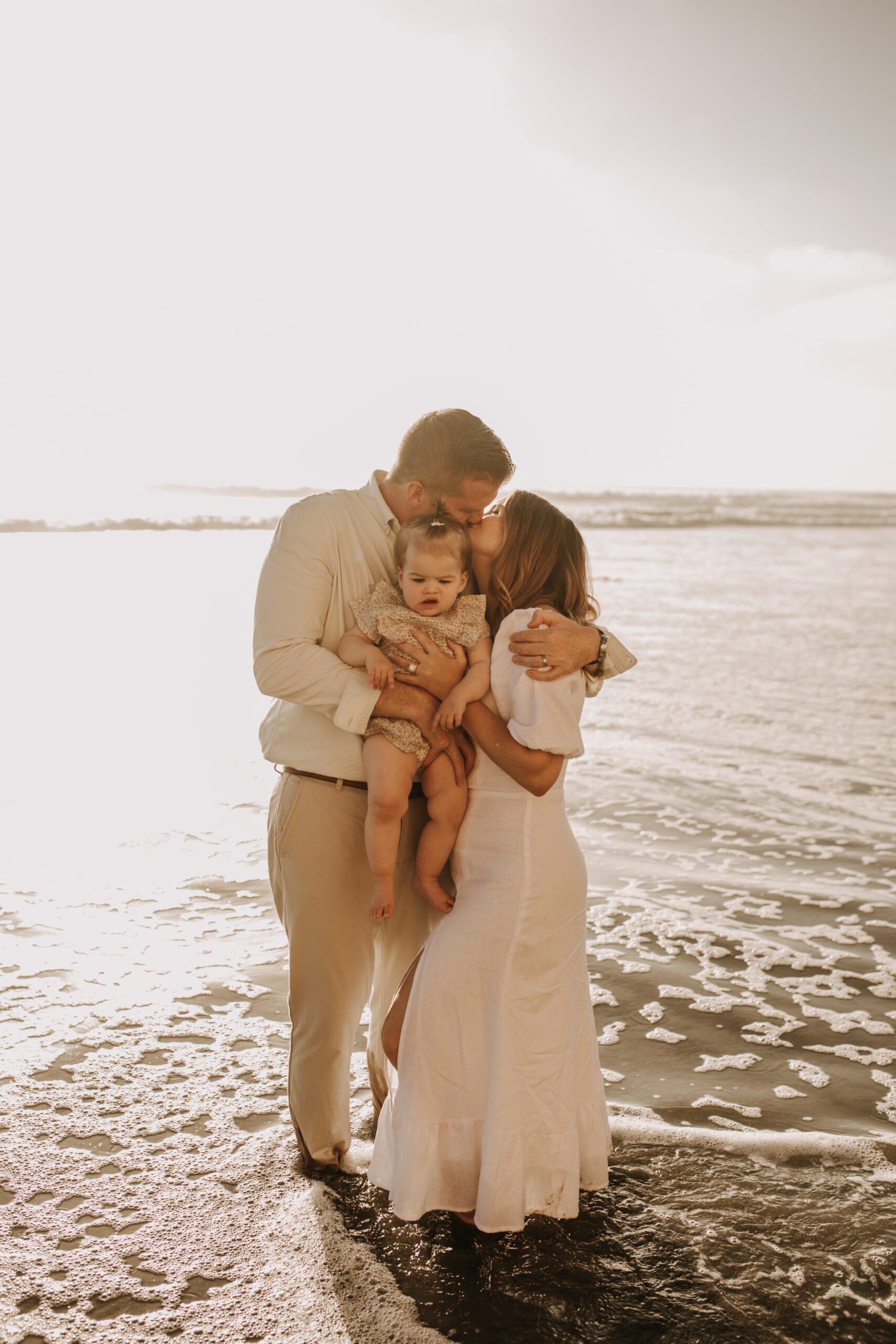 golden hour candid family photos beach photoshoot family photoshoot outdoor family photos San Diego family photographer Sabrina kinsella sabrinalynnphoto