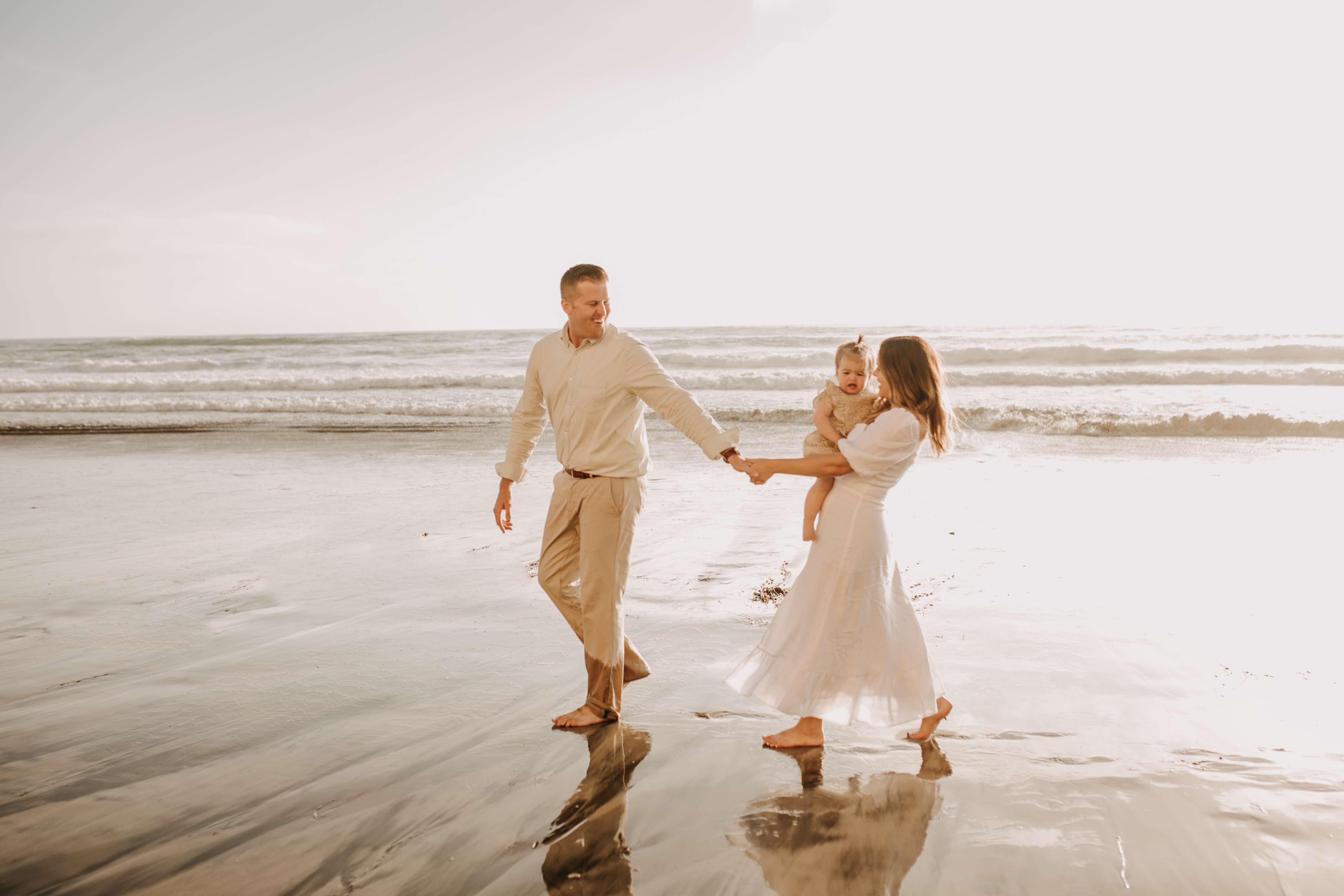 golden hour candid family photos beach photoshoot family photoshoot outdoor family photos San Diego family photographer Sabrina kinsella sabrinalynnphoto