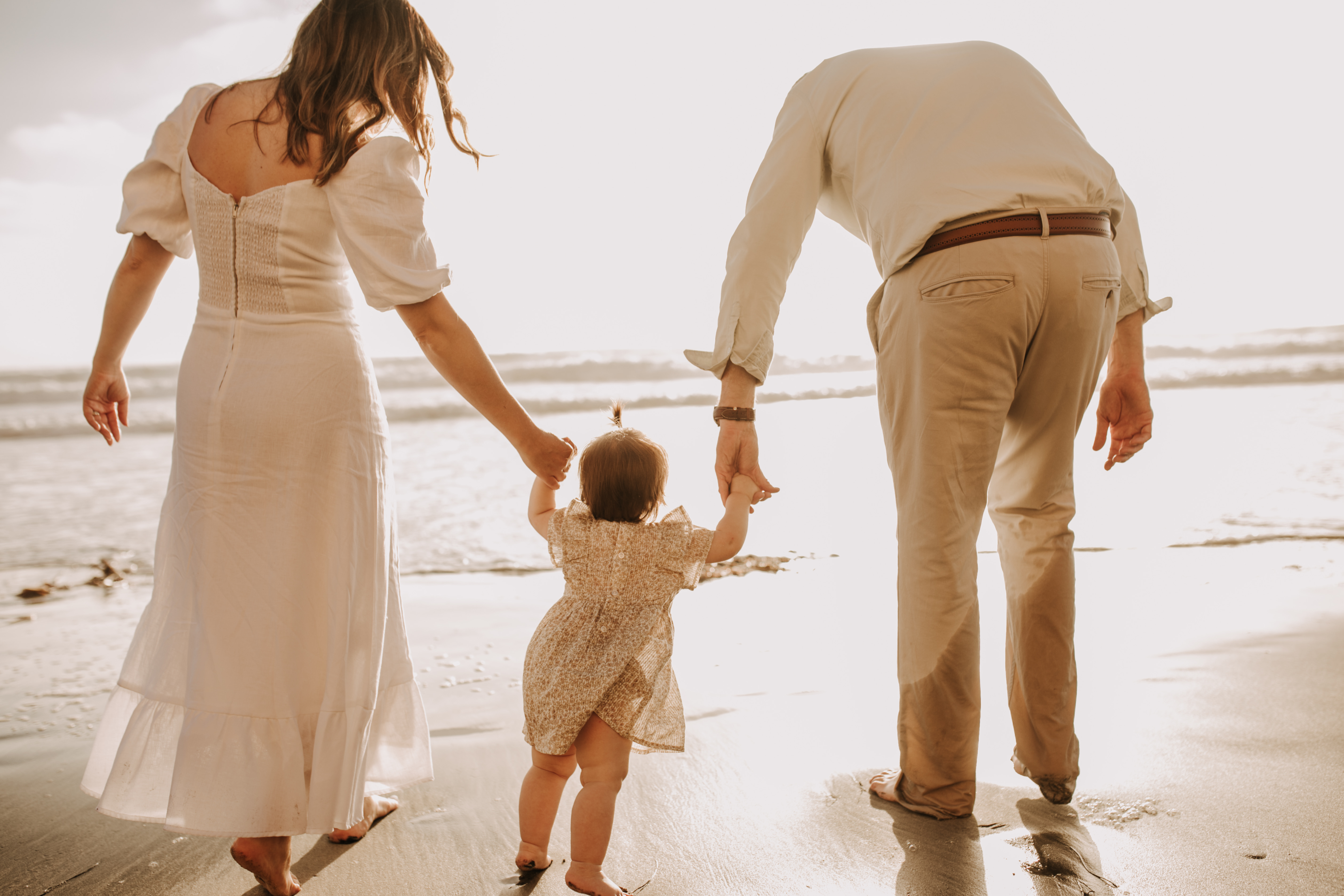 golden hour candid family photos beach photoshoot family photoshoot outdoor family photos San Diego family photographer Sabrina kinsella sabrinalynnphoto