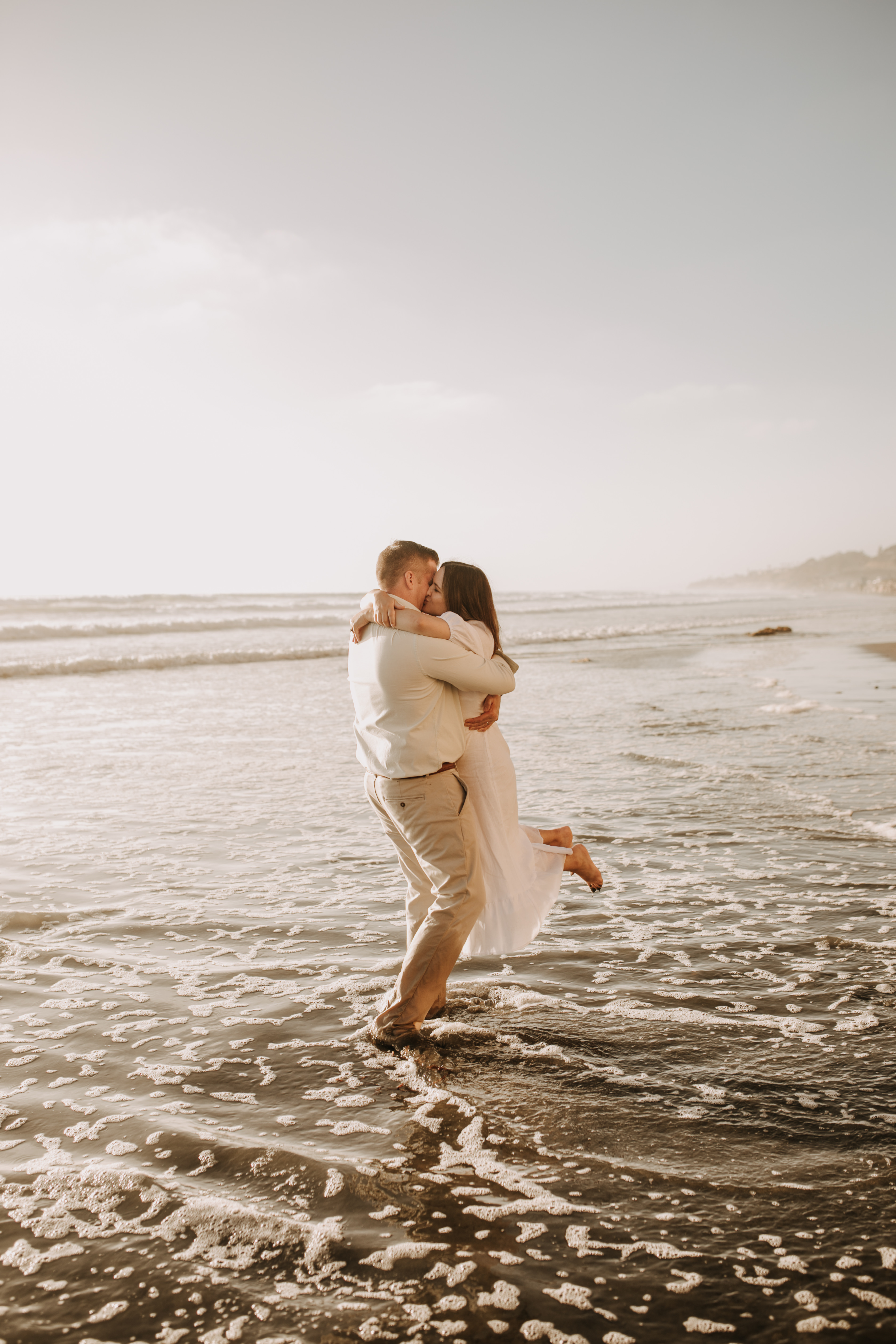 golden hour candid family photos beach photoshoot family photoshoot outdoor family photos San Diego family photographer Sabrina kinsella sabrinalynnphoto