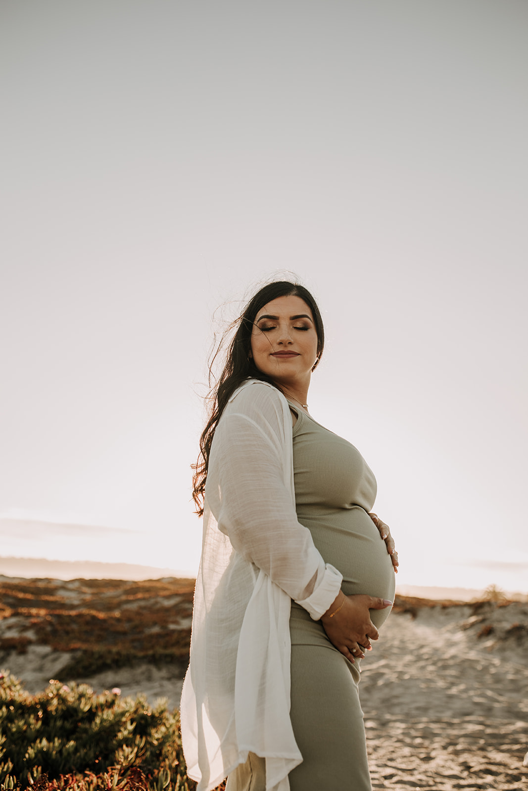 outdoor maternity beach sunset photos golden hour couples maternity San Diego maternity photographer Sabrina kinsella sabrinalynnphoto