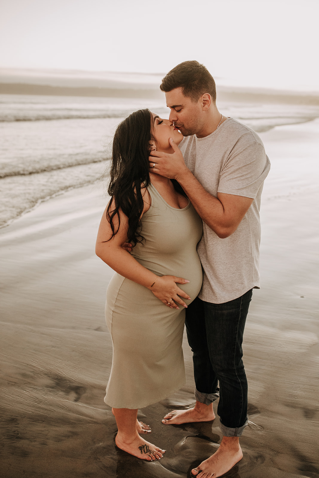 outdoor maternity beach sunset photos golden hour couples maternity San Diego maternity photographer Sabrina kinsella sabrinalynnphoto