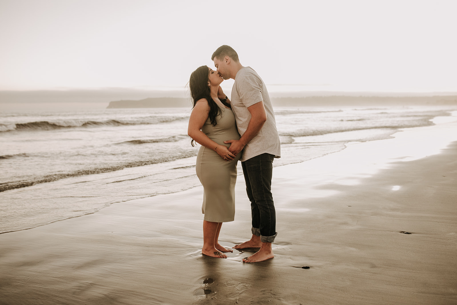 outdoor maternity beach sunset photos golden hour couples maternity San Diego maternity photographer Sabrina kinsella sabrinalynnphoto