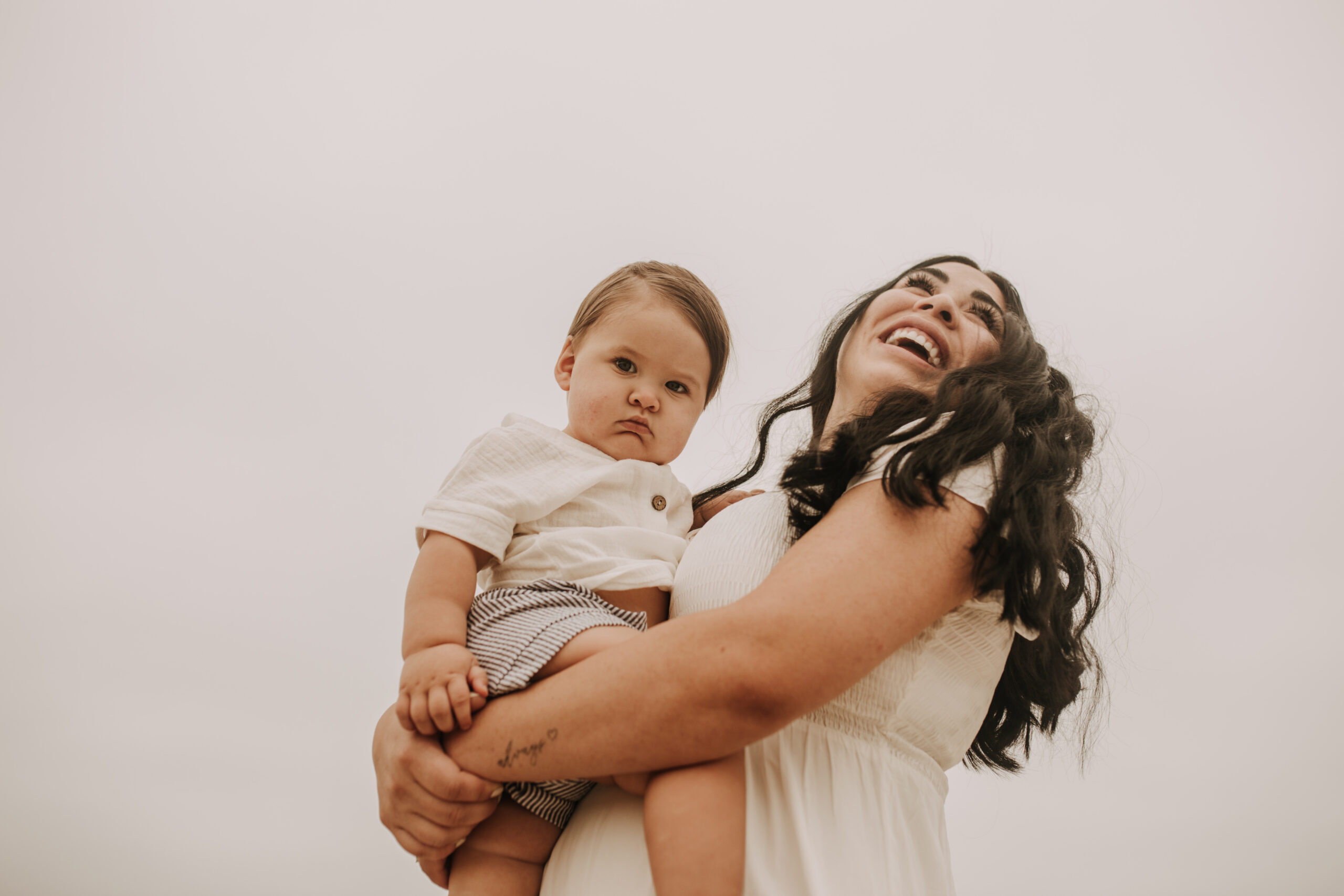 outdoor loony moody neutral's cream colored beach family photos San Diego family photographer Sabrina Kinsella candid family photos