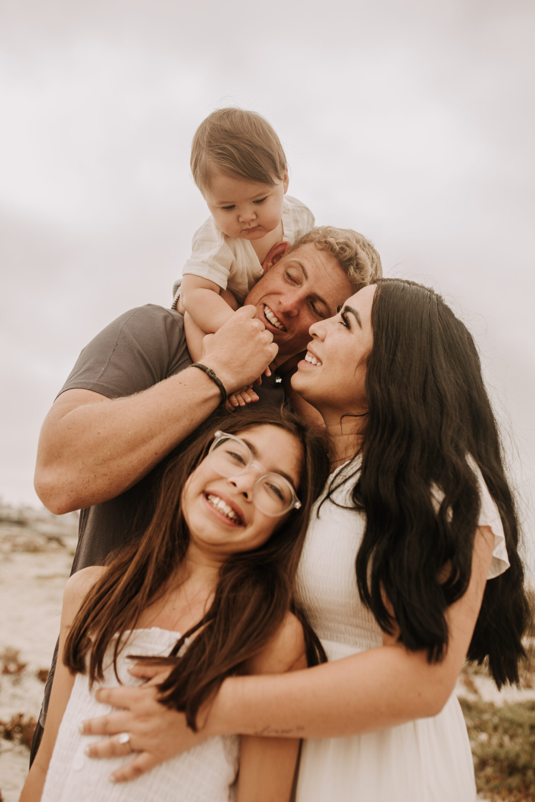 outdoor loony moody neutral's cream colored beach family photos San Diego family photographer Sabrina Kinsella candid family photos