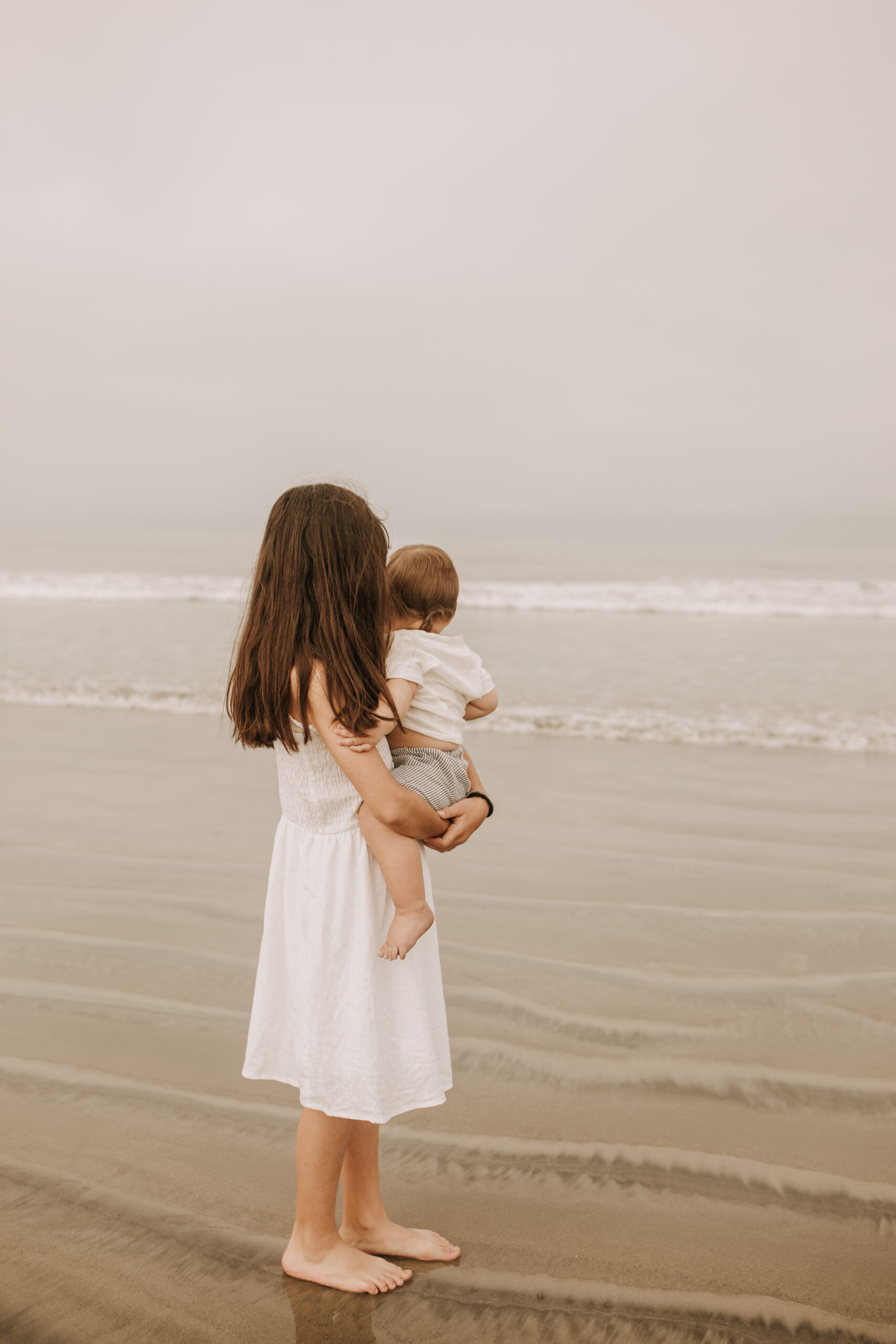 outdoor loony moody neutral's cream colored beach family photos San Diego family photographer Sabrina Kinsella candid family photos