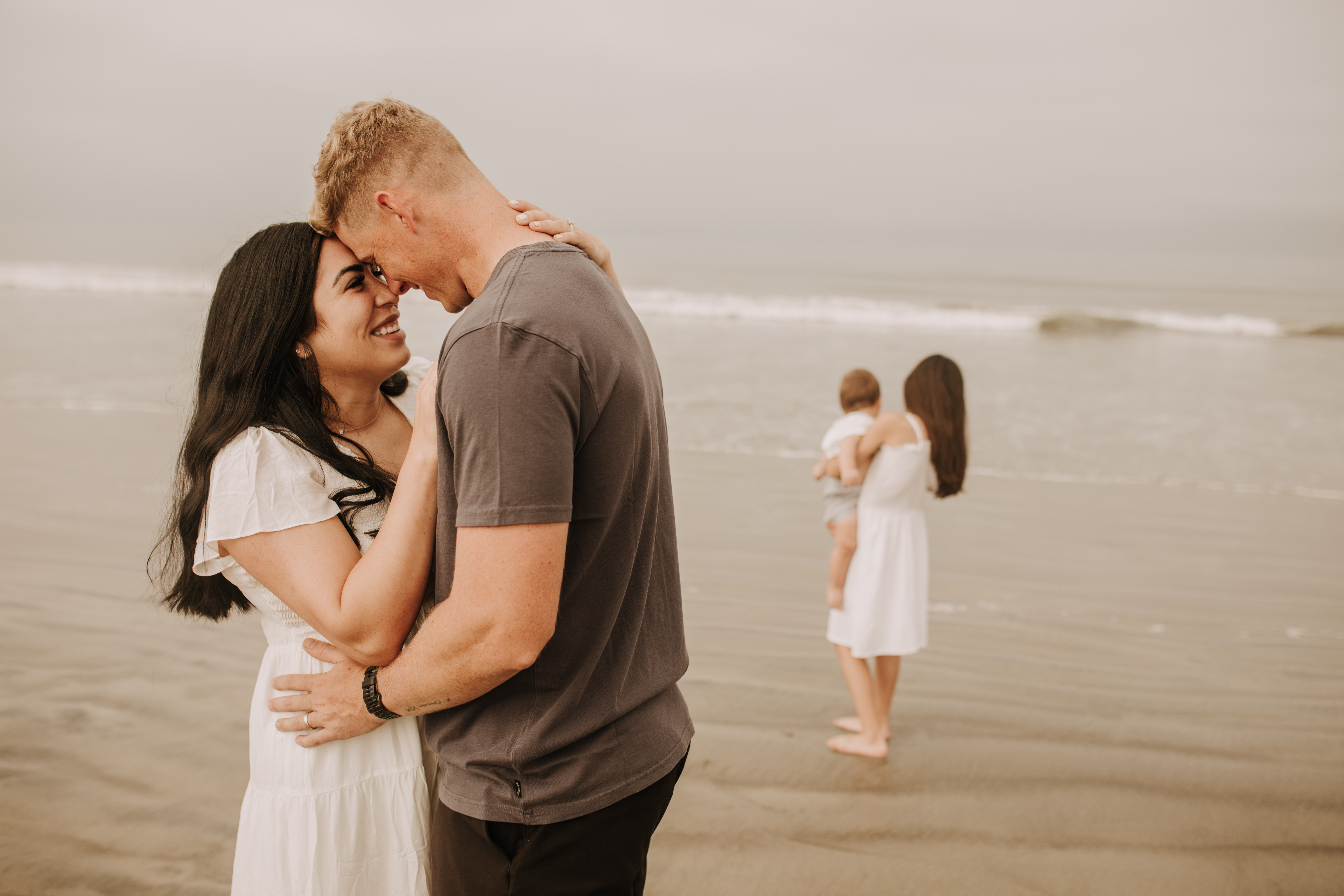 outdoor loony moody neutral's cream colored beach family photos San Diego family photographer Sabrina Kinsella candid family photos