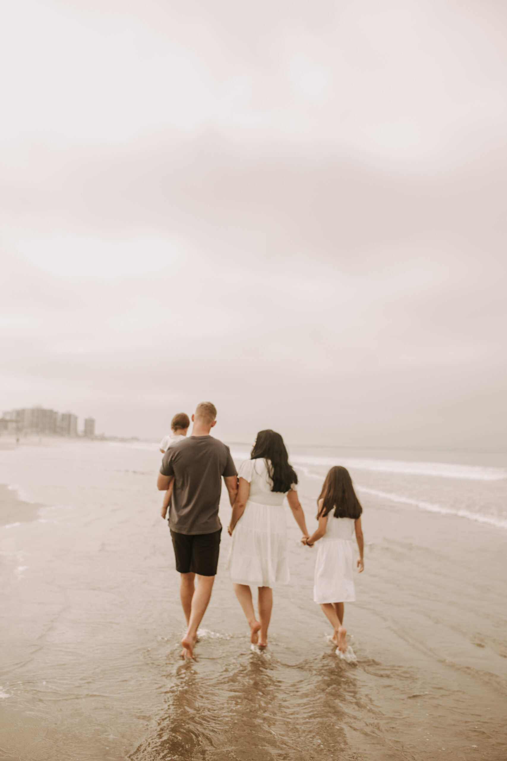 outdoor loony moody neutral's cream colored beach family photos San Diego family photographer Sabrina Kinsella candid family photos