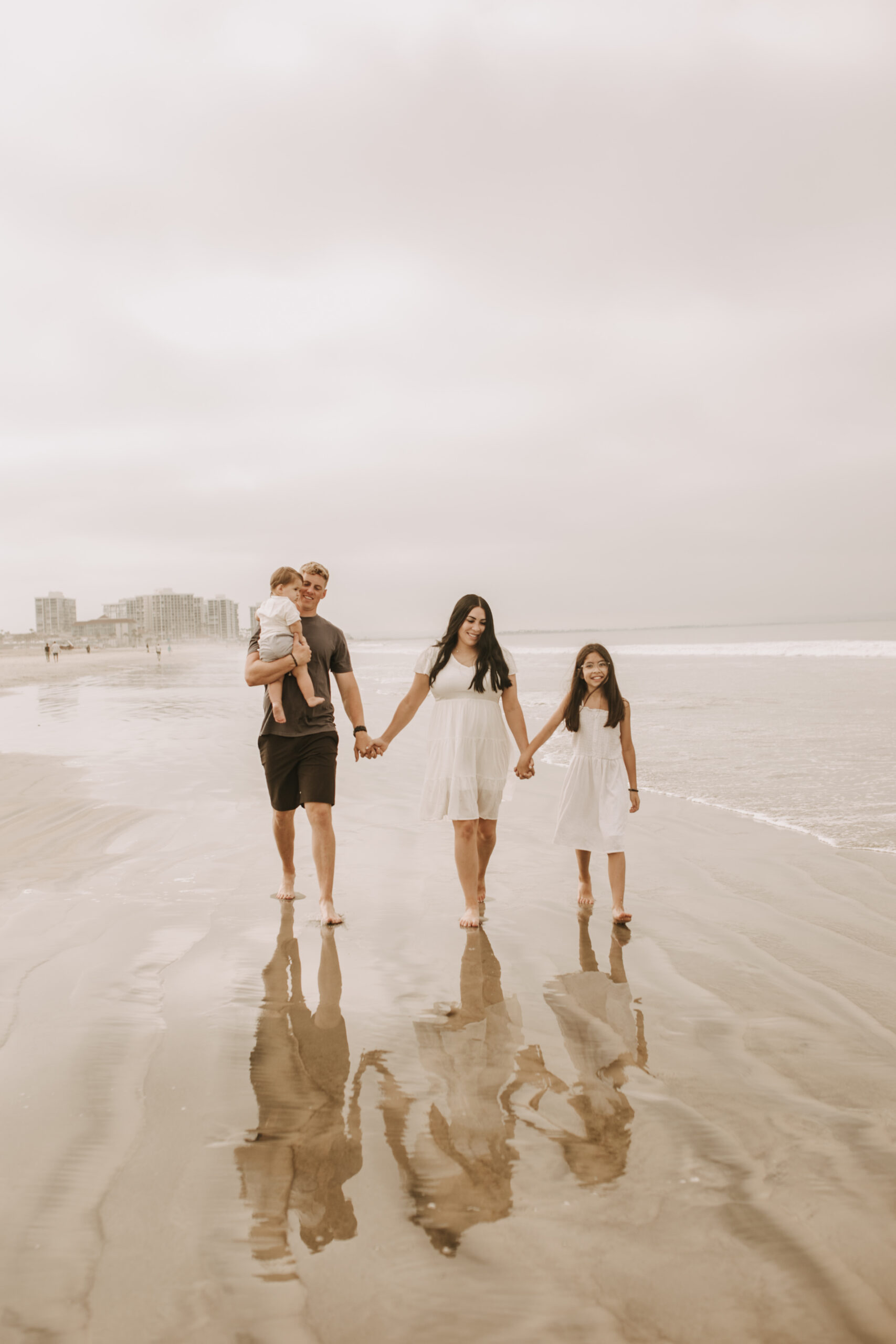 outdoor loony moody neutral's cream colored beach family photos San Diego family photographer Sabrina Kinsella candid family photos