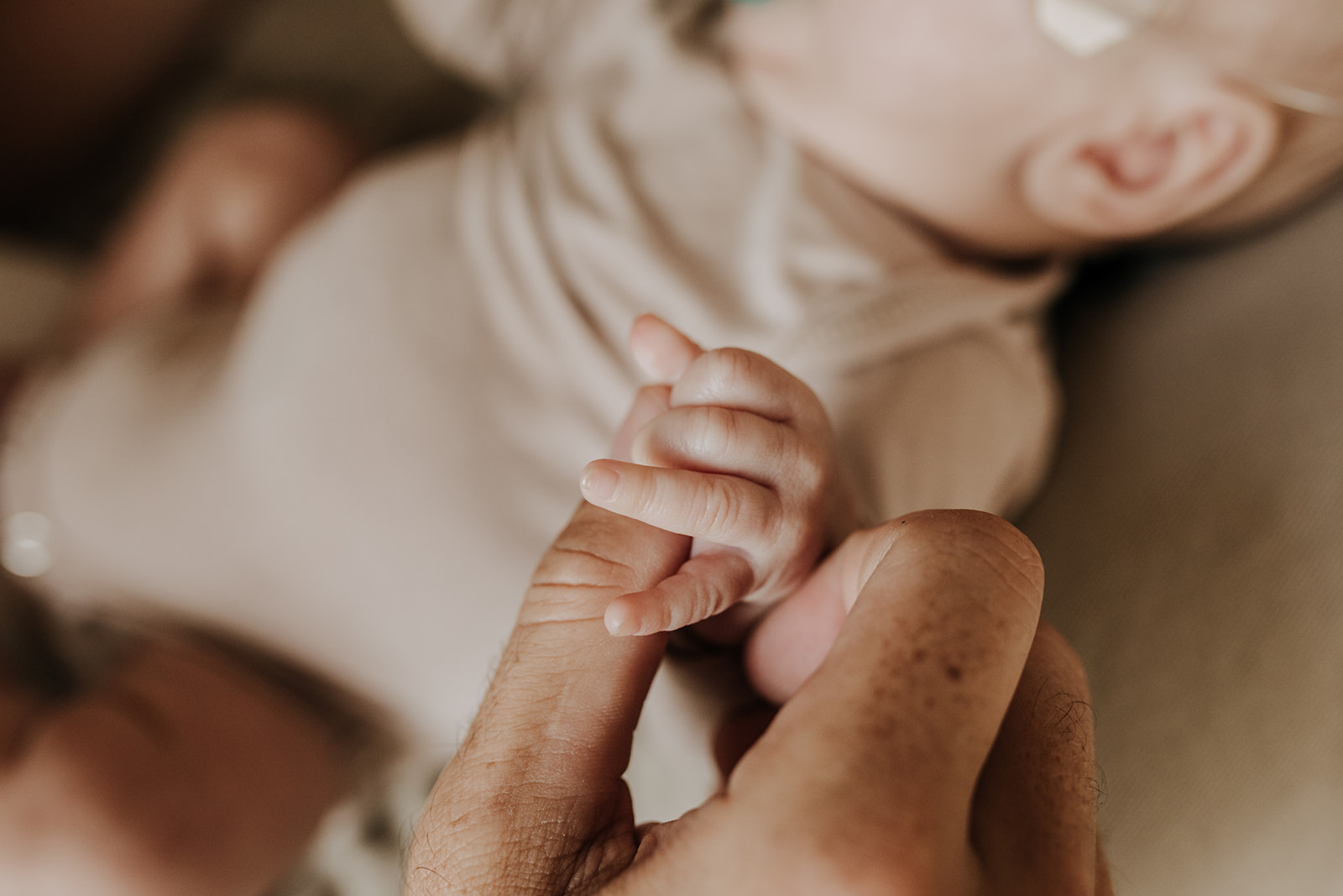 in home newborn photography photoshoot in home warm cozy family session San Diego photographer Sabrina Kinsella sabrinalynnphoto