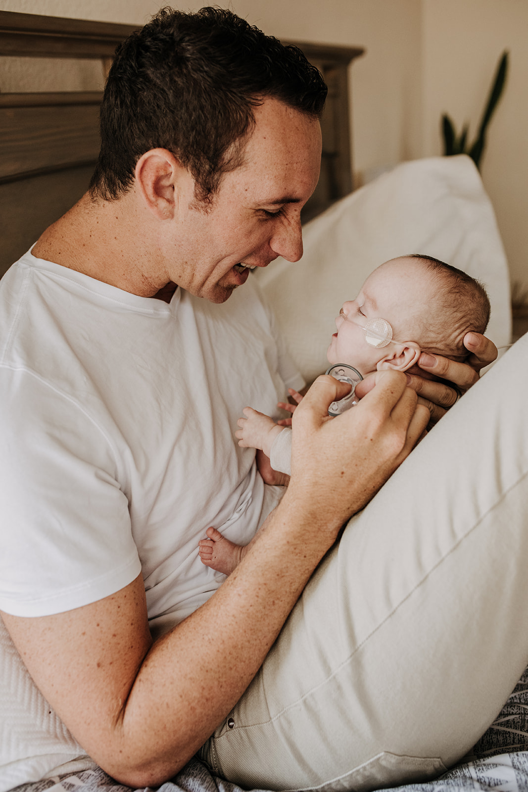 in home newborn photography photoshoot in home warm cozy family session San Diego photographer Sabrina Kinsella sabrinalynnphoto