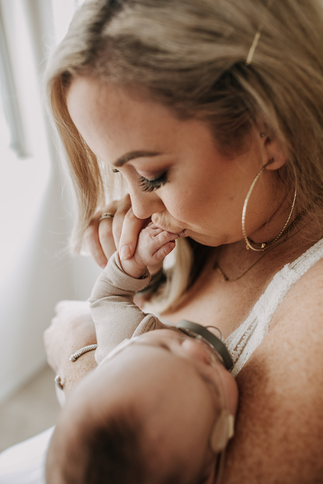 in home newborn photography photoshoot in home warm cozy family session San Diego photographer Sabrina Kinsella sabrinalynnphoto