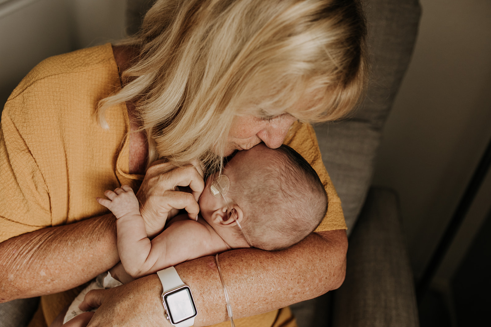 in home newborn photography photoshoot in home warm cozy family session San Diego photographer Sabrina Kinsella sabrinalynnphoto