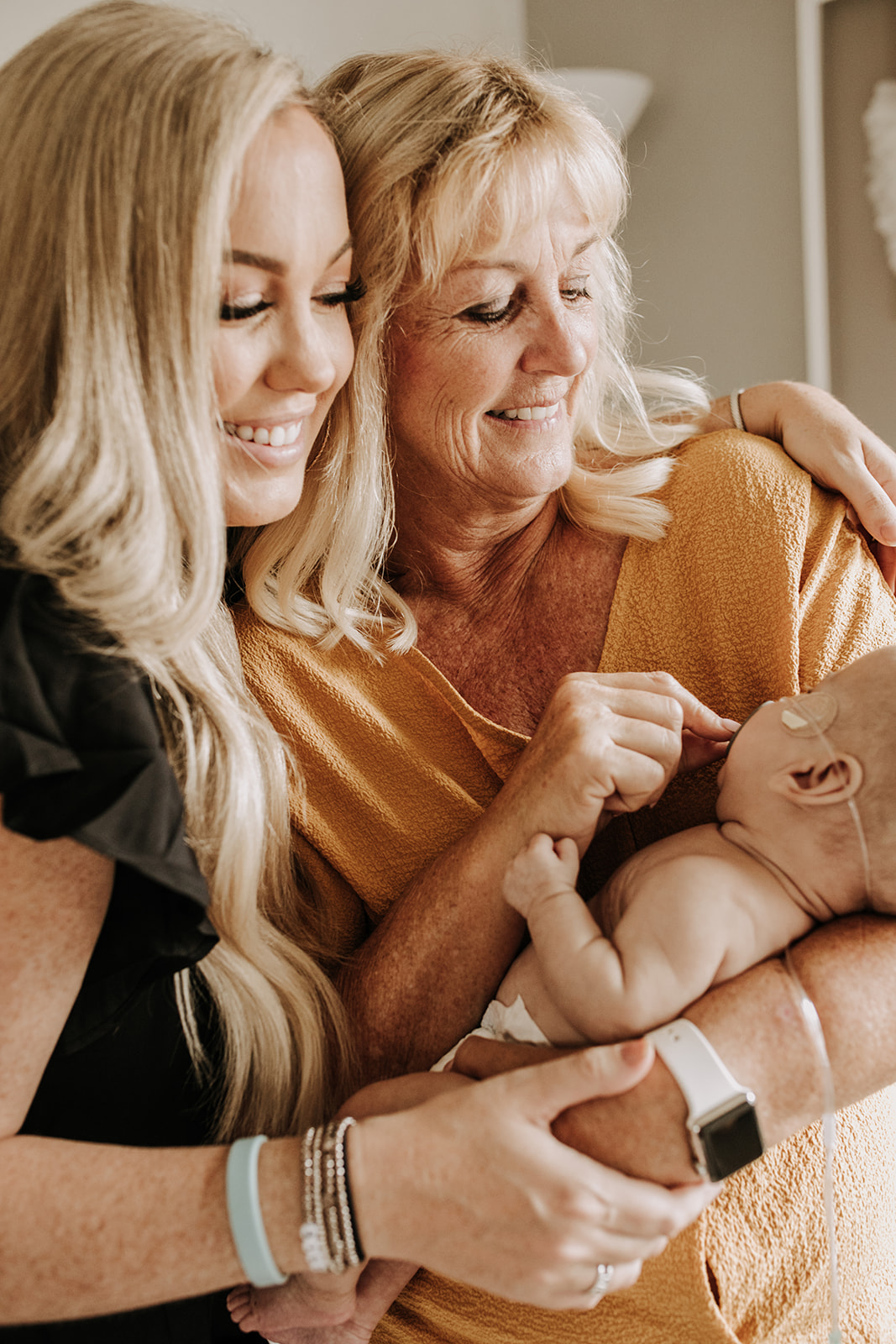 in home newborn photography photoshoot in home warm cozy family session San Diego photographer Sabrina Kinsella sabrinalynnphoto