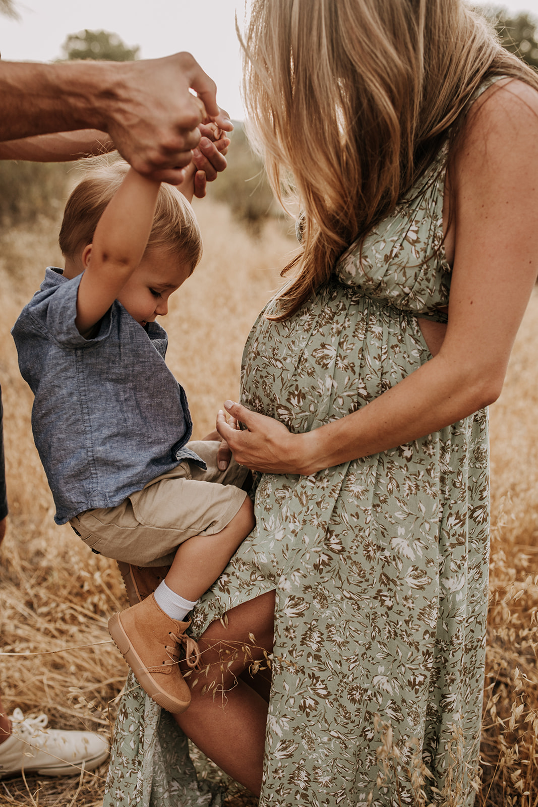 warm outdoor family photos family photoshoot inspiration maternity fashion maternity photos outdoor San Diego family photographer San Diego maternity photographer Sabrina Kinsella